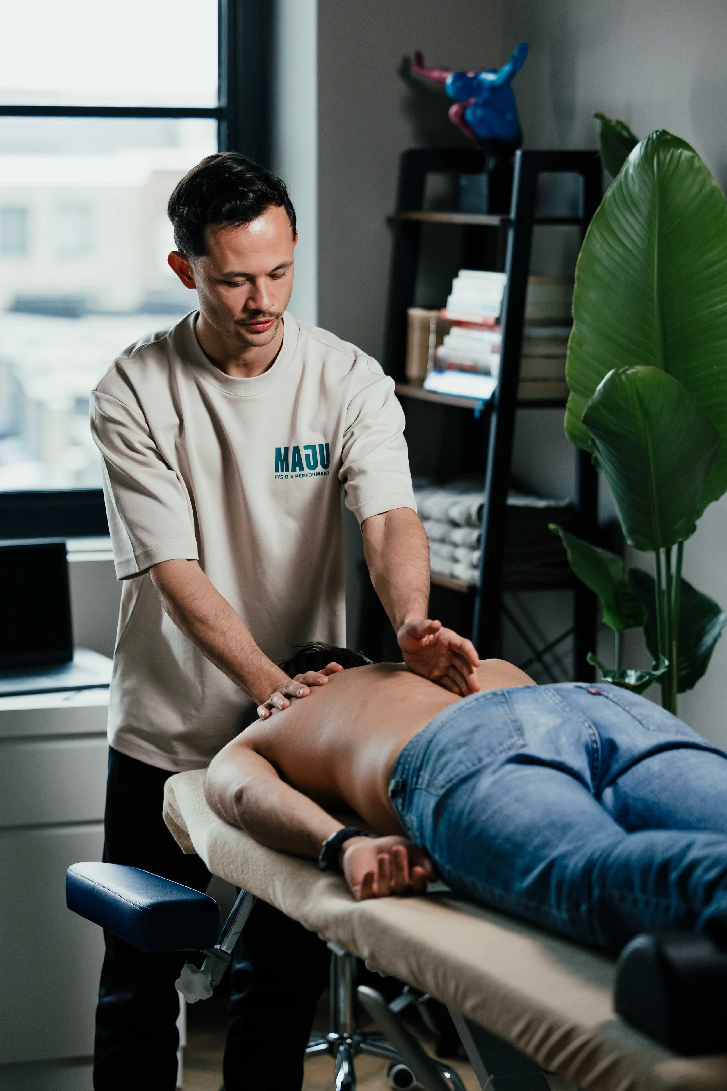 Fysiotherapeut behandelt rugklachten bij patiënt in Weesp