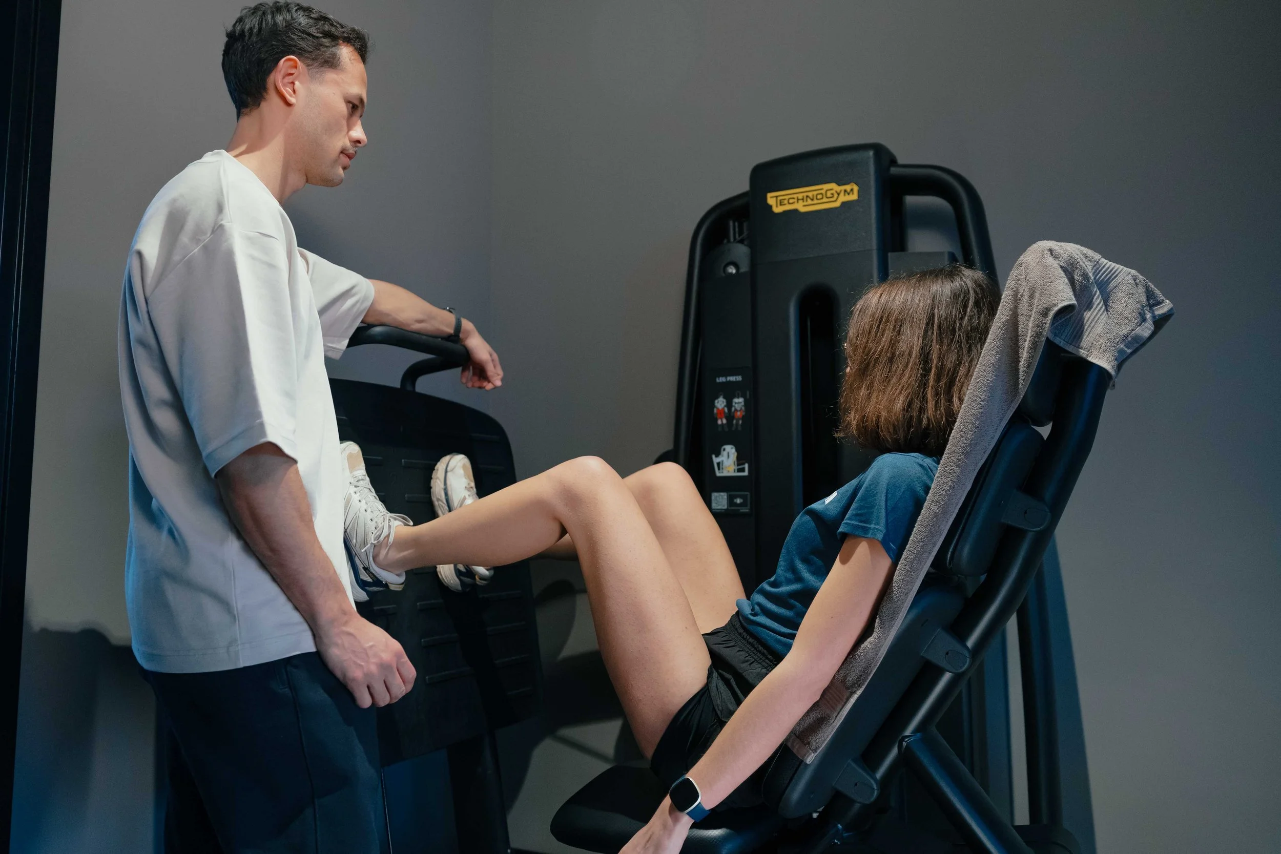 Oefentherapie knierevalidatie leg press bij fysiotherapeut Weesp