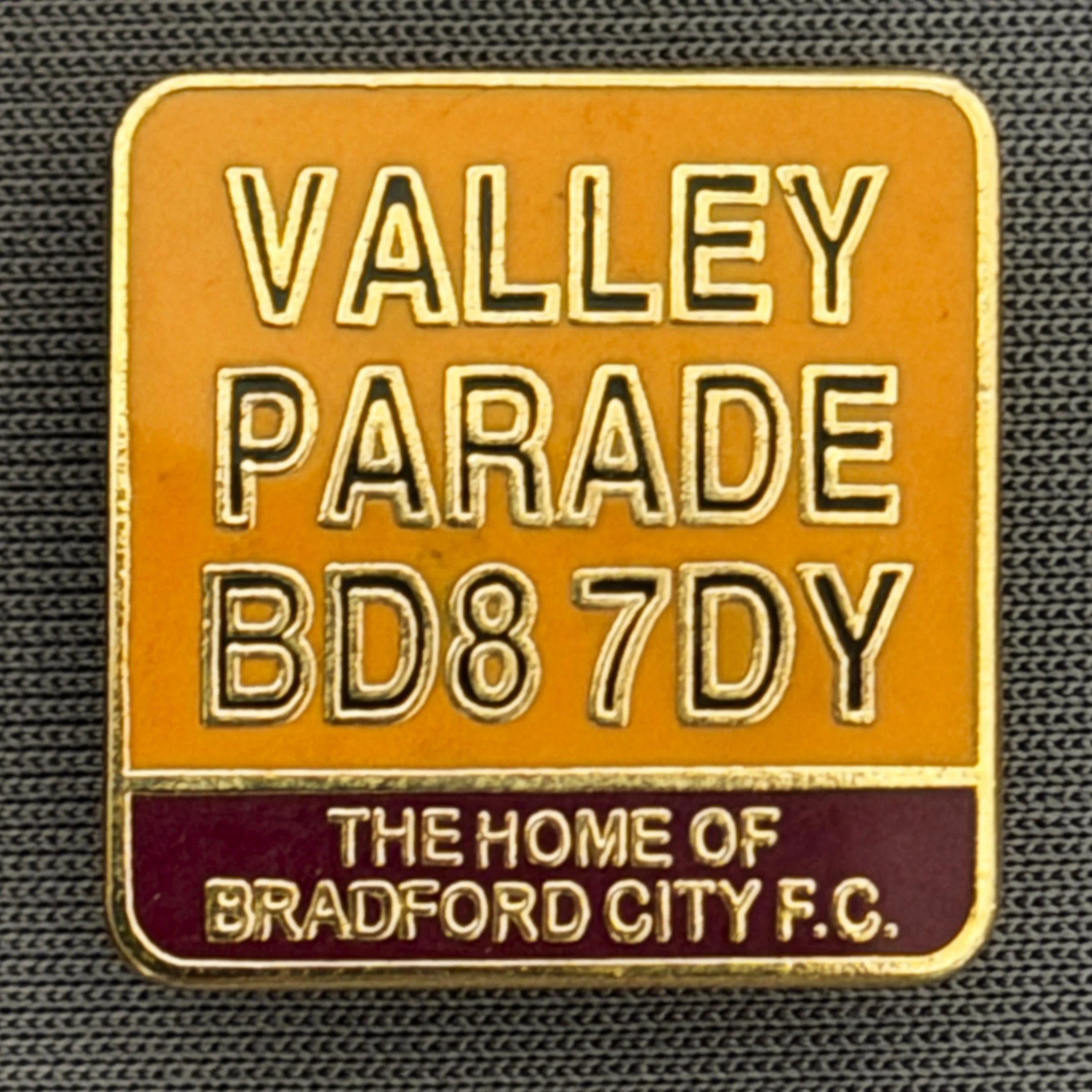 Reference Number: BCVP006
Size: H 14.5 mm x W 20 mm
Pin Type: Brooch Pin
Plating: Gold
Value: £8
Manufacturer: Unknown
Comments: Valley Parade Amber & Claret BD8 7DY