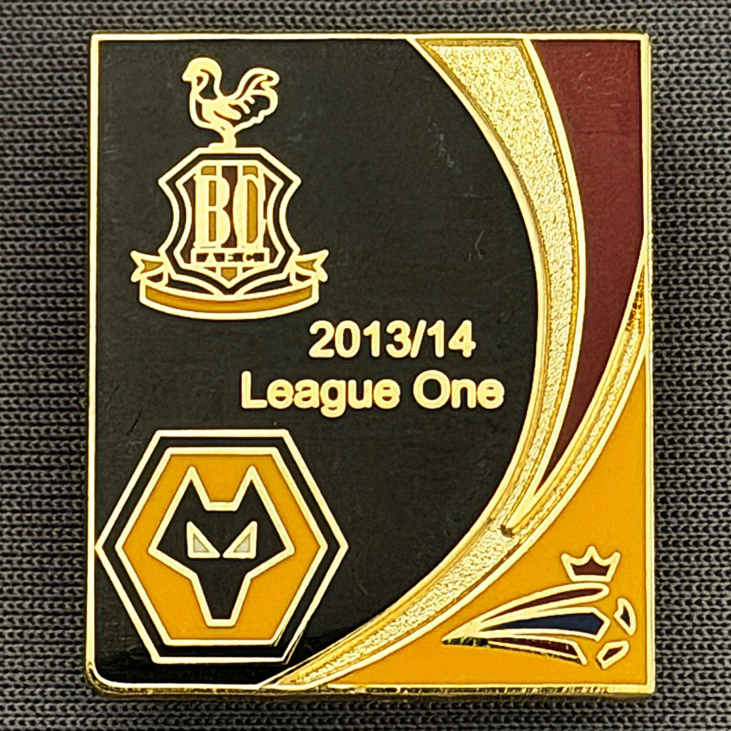 Reference Number: BCOFIX094
Size: H 26 mm x W 22 mm
Pin Type: Brooch Pin
Plating: Gold
Value: £5
Manufacturer: Unknown
Comments: Bradford City v Wolves League One 2013/14, Black, Claret & Amber Version