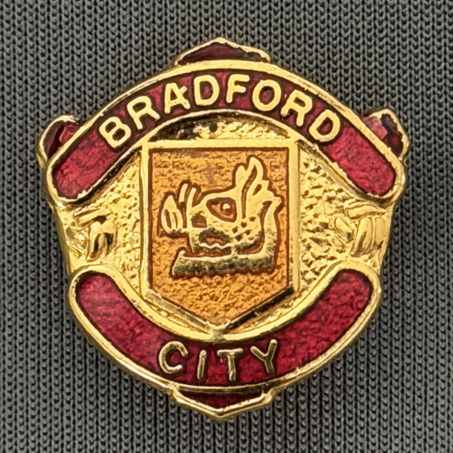 Reference Number: BCBOH004
Size: H 19.4 mm x W 19.1 mm
Pin Type: Brooch Pin
Plating: Gold
Value: £10
Manufacturer: Not Known
Comments: Boars Head Shield