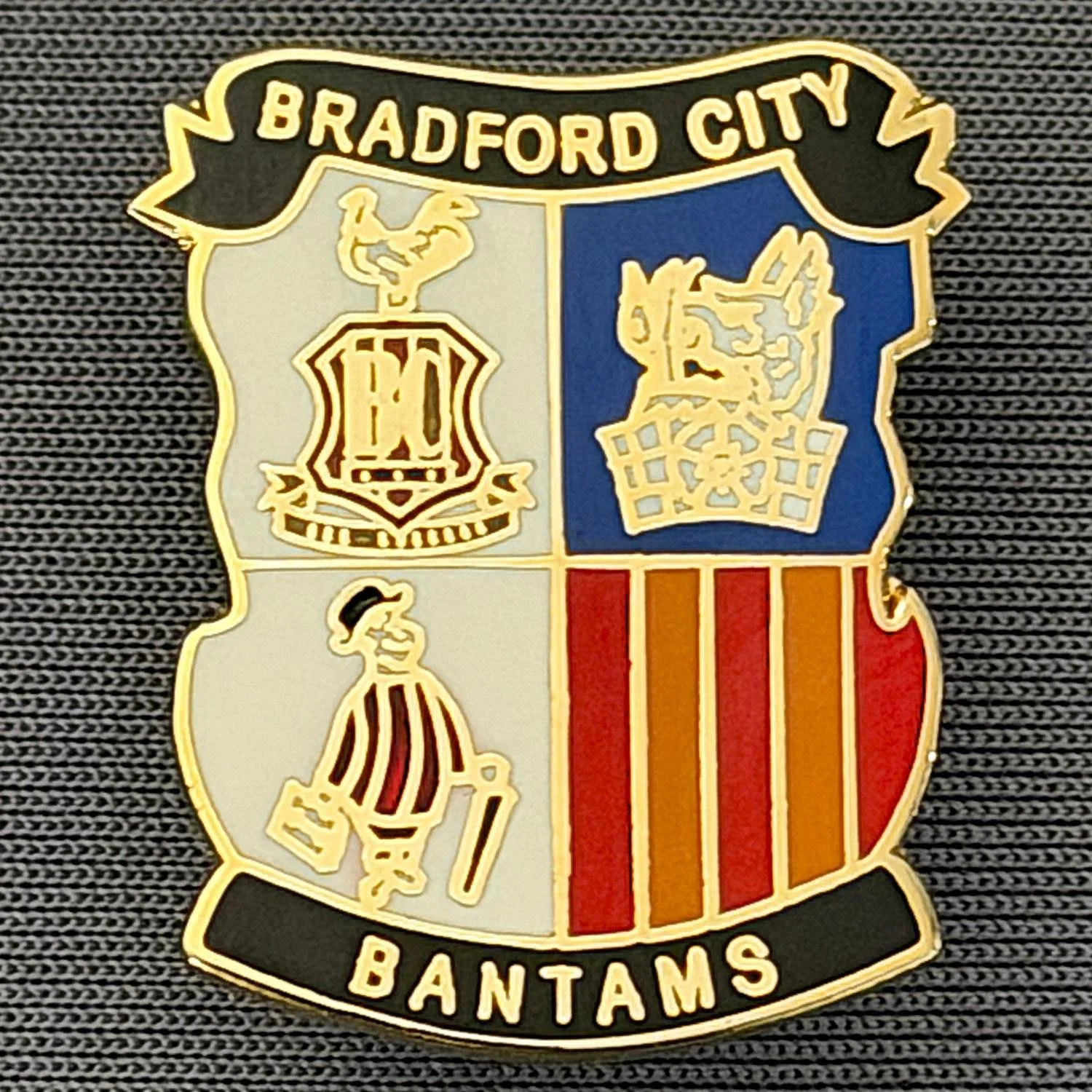 Reference Number: BCMUL015
Size: H 24.9 mm x W 20.4 mm
Pin Type: Metal Clutch
Plating: Gold
Value: £6
Manufacturer: Unknown
Comments: City Logo, Boar's Head, City Gent, Black Version