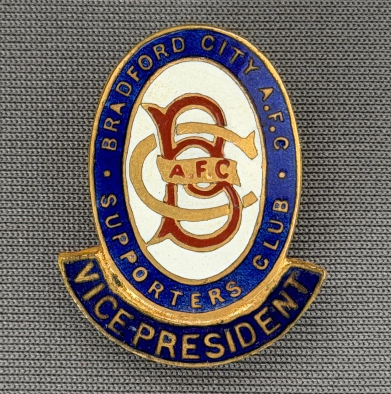 Reference Number: BCSUP001
Size: H 26.7 mm x W 20.9 mm
Pin Type: Horse Shoe Lapel
Plating: Gold
Value: Unknown
Manufacturer: Not Known
Comments: Bradford City Supporters Club Vice President Dating From Early 1920s
