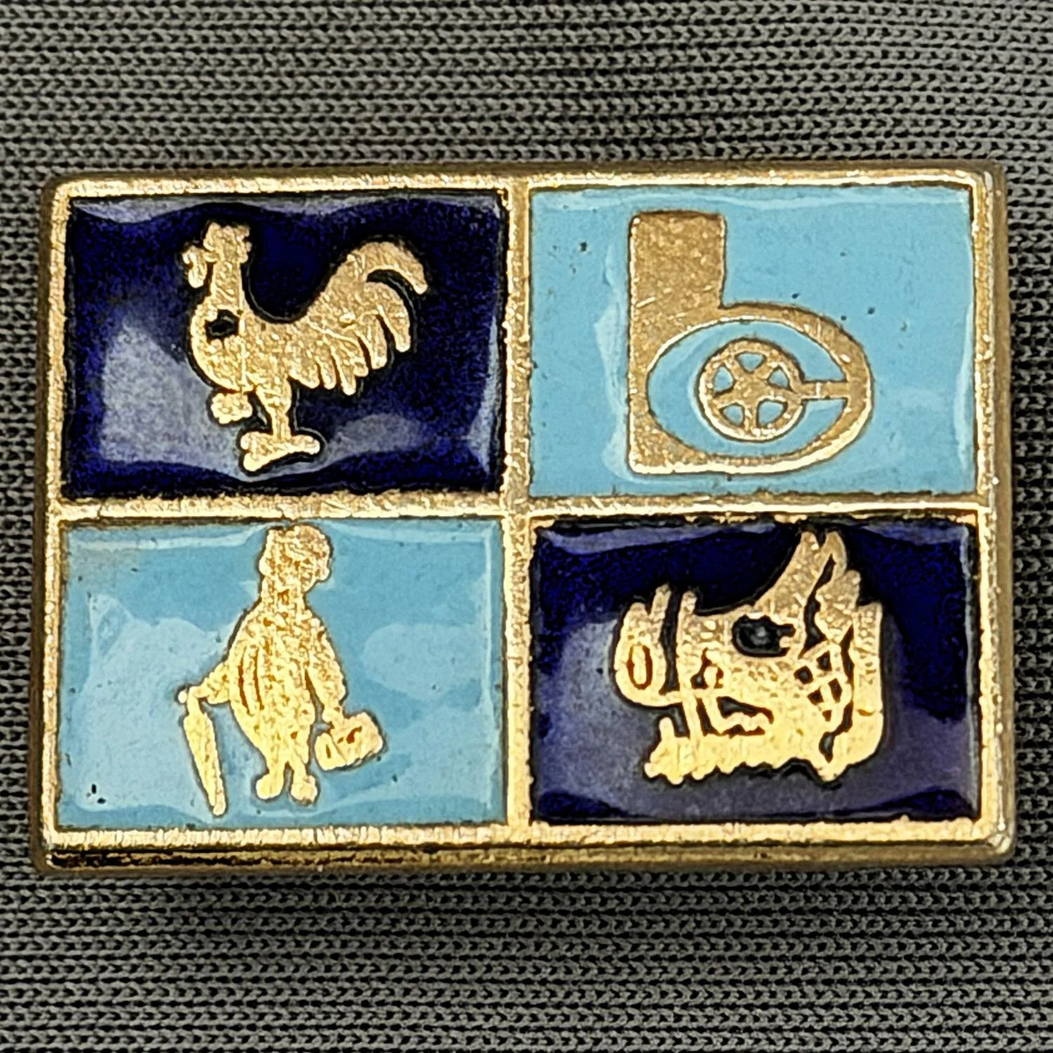 Reference Number: BCMUL003
Size: H 17.8 mm x W 24.1 mm
Pin Type: Brooch Pin
Plating: Gold
Value: £8
Manufacturer: Unknown
Comments: Dark Blue & Light Blue Bantam, bc Logo, City Gent, Boar's Head