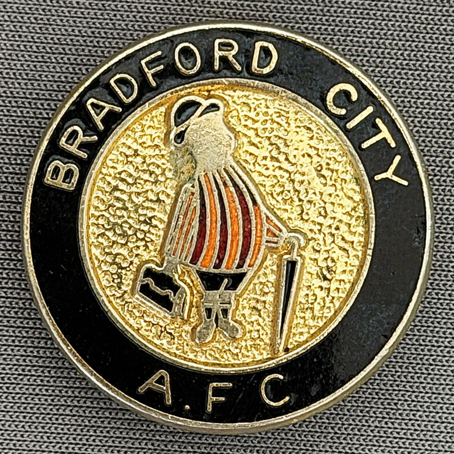 Reference Number: BCGEN014
Size: D 25.5 mm
Pin Type: Brooch Pin
Plating: Gold
Value: £10
Manufacturer: Unknown
Comments: Circular City Gent A.F C 1 Dot Variation