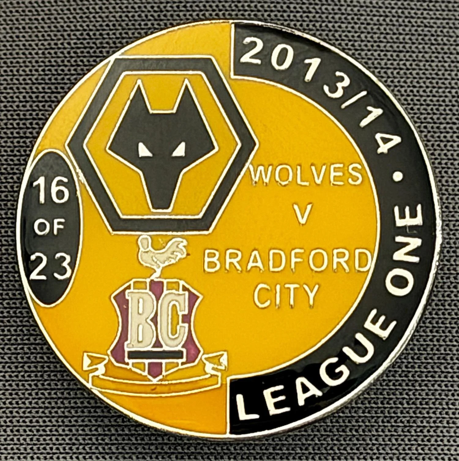 Reference Number: BCOFIX097
Size: D 26 mm 
Pin Type: Brooch Pin
Plating: Silver
Value: £5
Manufacturer: Unknown
Comments: Bradford City v Wolves League One 2013/14, Gold & Black Version