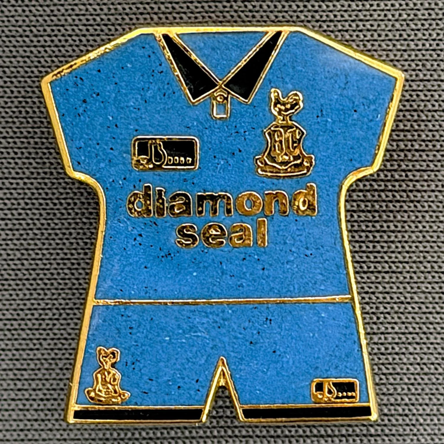 Reference Number: BCKIT012
Size: H 21.9 mm x W 19.6 mm
Pin Type: Brooch Pin
Plating: Gold
Value: £6
Manufacturer: Unknown
Comments: 1994/95 Away Kit