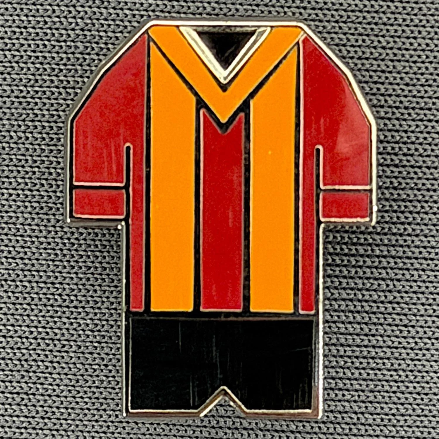 Reference Number: BCKIT056
Size: H 20 mm x W 15.6 mm
Pin Type: Brooch Pin
Plating: Silver
Value: £6
Manufacturer: Paraders
Comments: Unsure 
