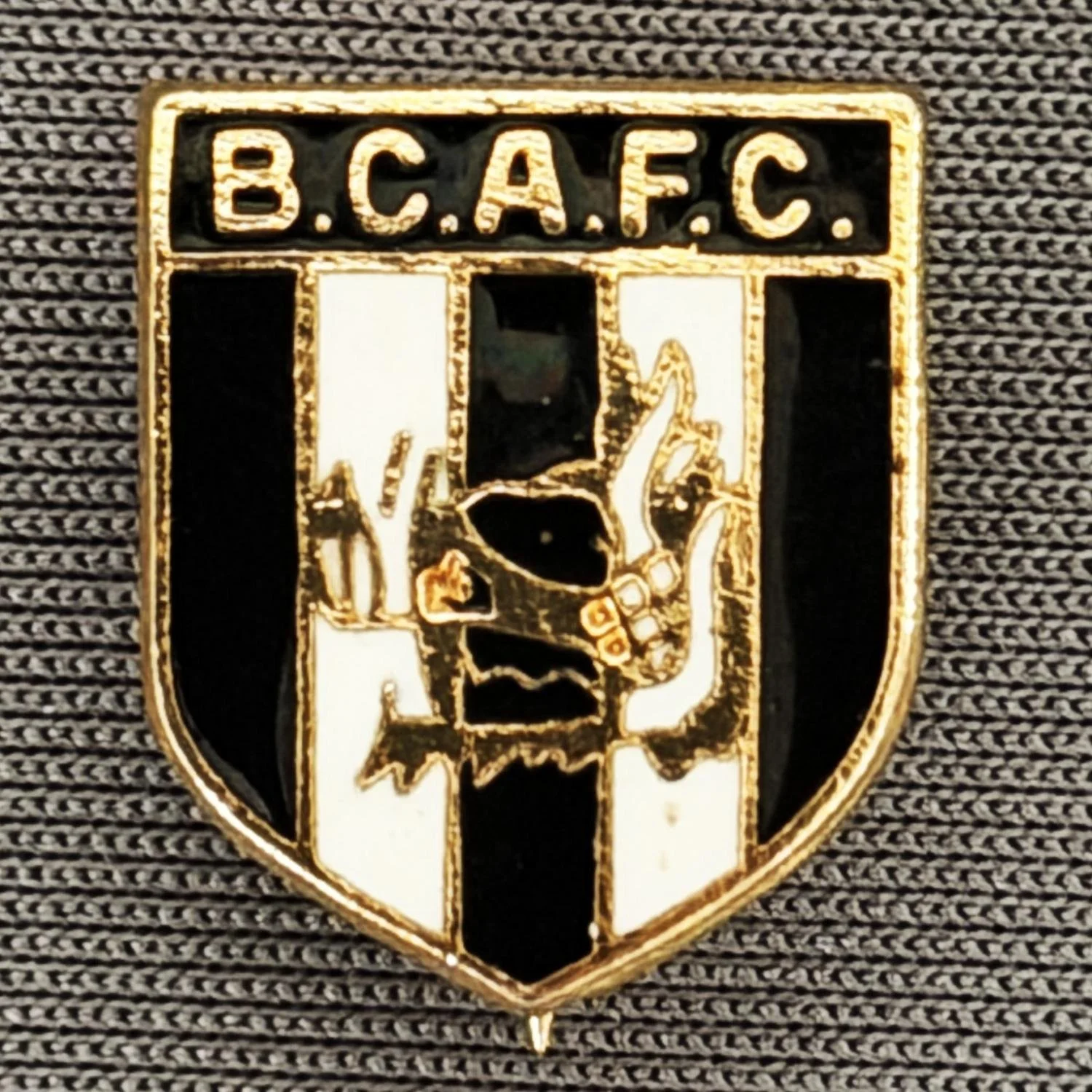 Reference Number: BCBOH021
Size: H 15.8 mm x W 13.2 mm
Pin Type: Brooch Pin
Plating: Gold
Value: £15
Manufacturer: Not Known
Comments: Boar's Head Shield Black & White, Black Top