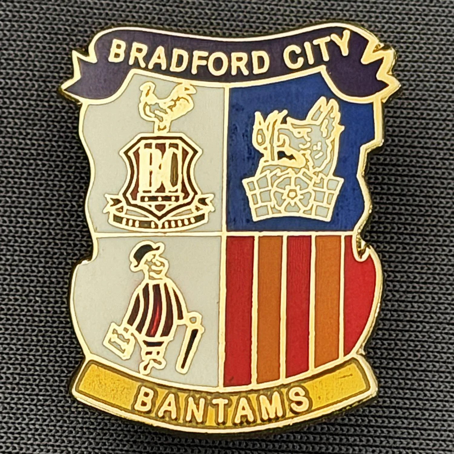 Reference Number: BCMUL014
Size: H 24.9 mm x W 20.4 mm
Pin Type: Metal Clutch
Plating: Gold
Value: £6
Manufacturer: Unknown
Comments: City Logo, Boar's Head, City Gent, Blue & Amber Version