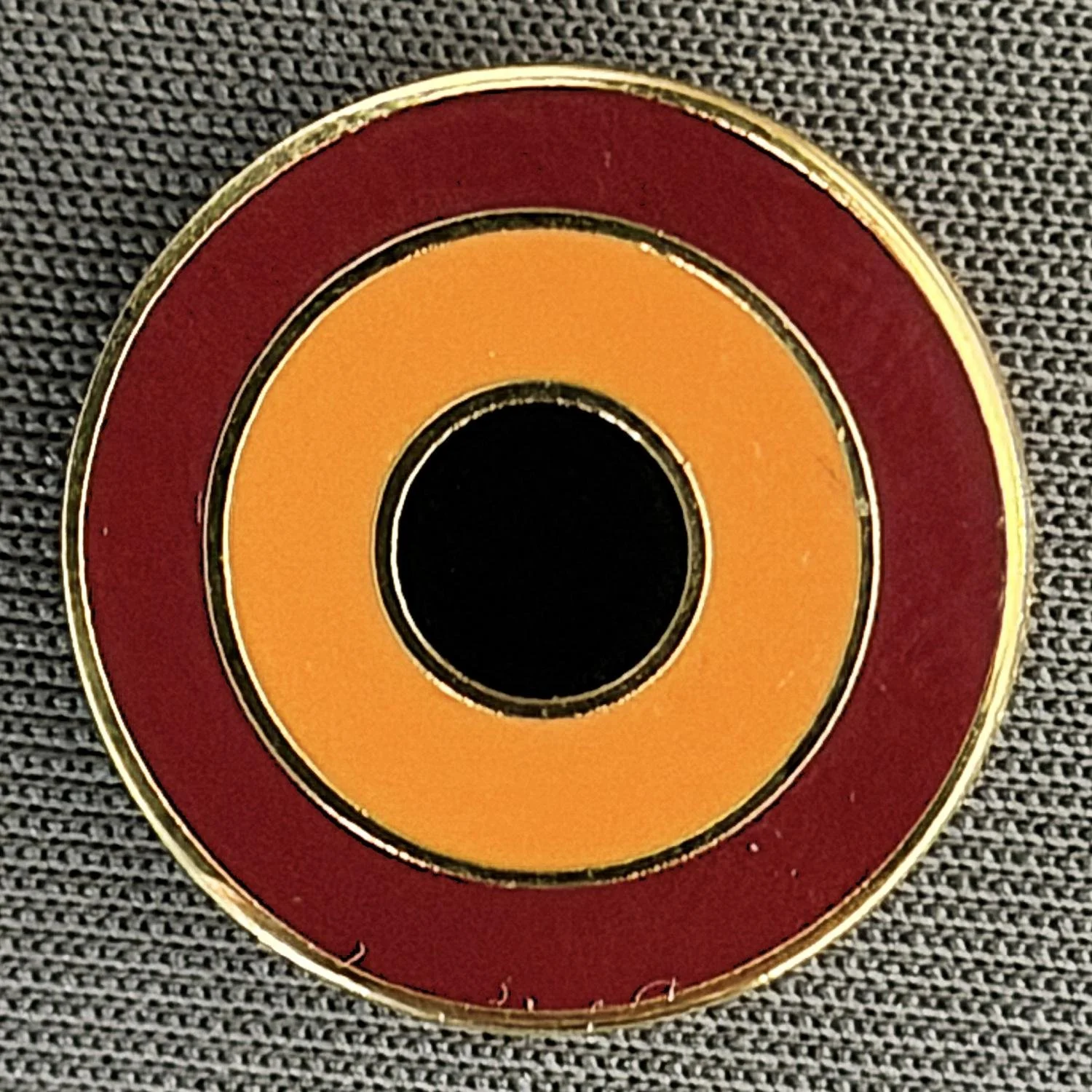 Reference Number: BCUN060
Size: D 18.2 mm
Pin Type: Brooch Pin
Plating: Gold
Value: £6
Manufacturer: Unknown
Comments: Claret , Amber & Black Roundel