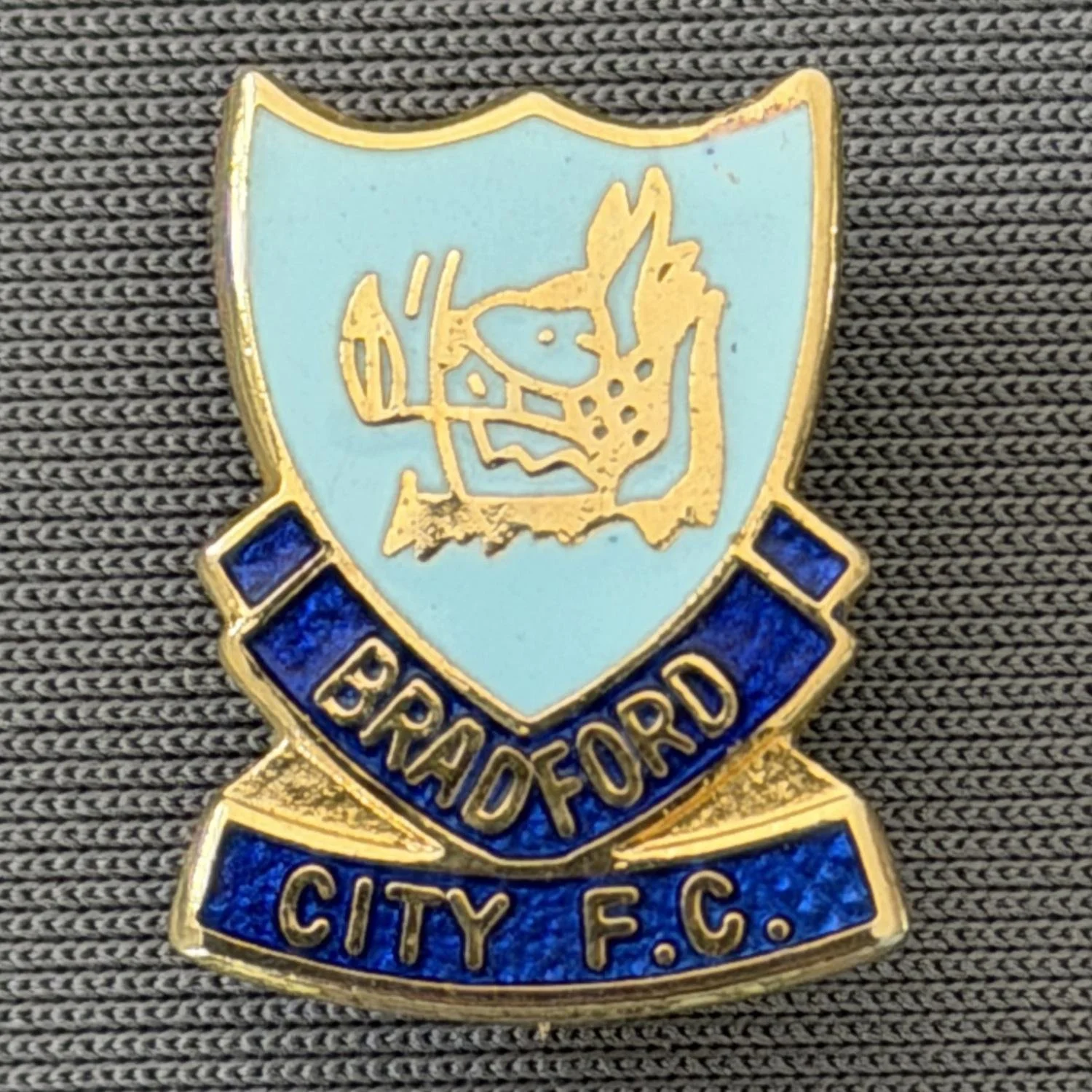 Reference Number: BCBOH030
Size: H 18.8 mm x W 14.4 mm
Pin Type: Brooch Pin
Plating: Gold
Value: £8
Manufacturer: Not Known
Comments: Boar's Head Shield 2 Blues