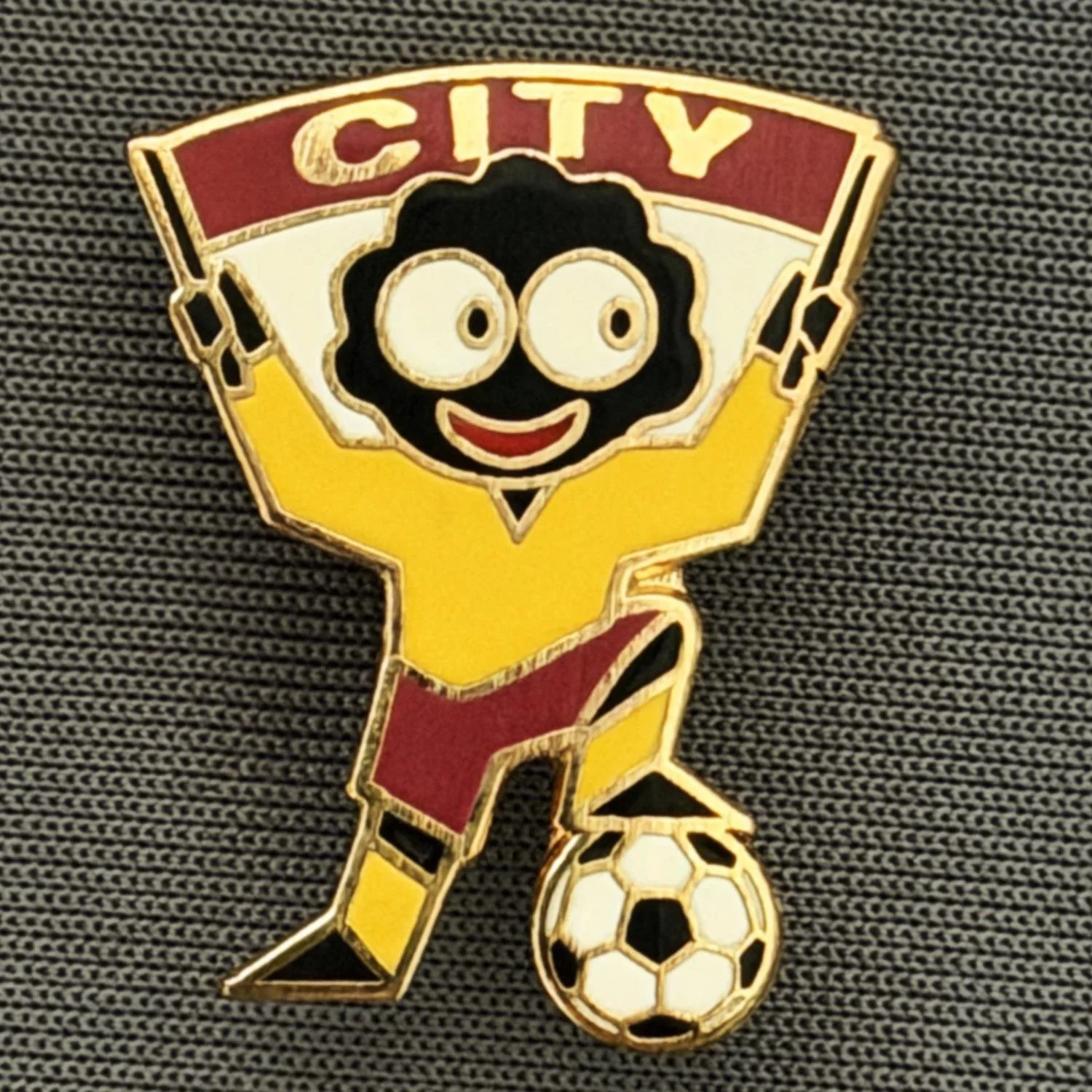 Reference Number: BCCTN041
Size: H 24.3 mm x W 19 mm
Pin Type: Brooch Pin
Plating: Gold
Value: £6
Manufacturer: Not Known
Comments: Amber & Claret City Golly