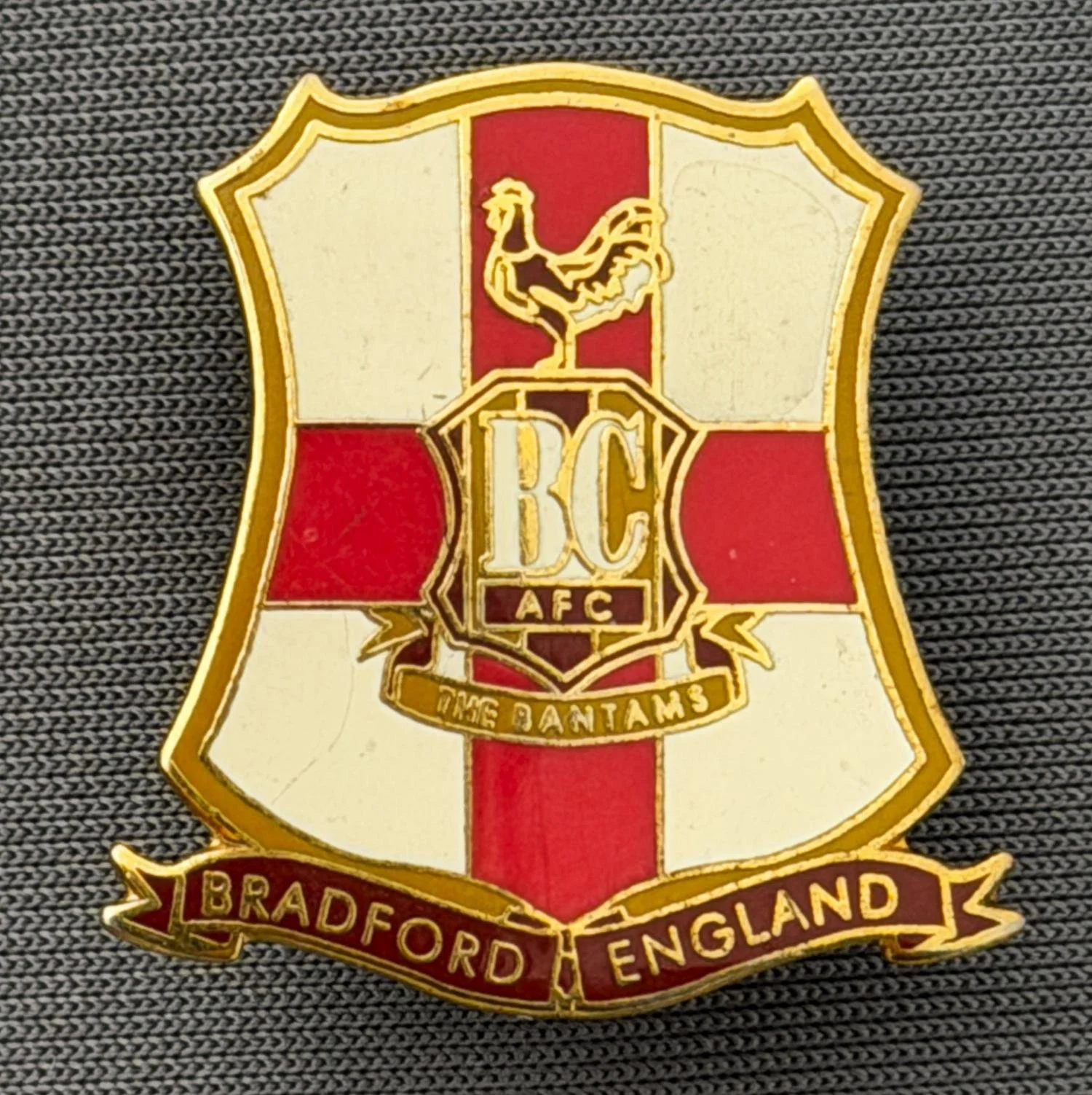 Reference Number: BCFLA002
Size: H 25 mm x W 24 mm
Pin Type: Brooch Pin
Plating: Gold
Value: £6
Manufacturer: Not Known
Comments: St George Shield with City logo & Bradford England