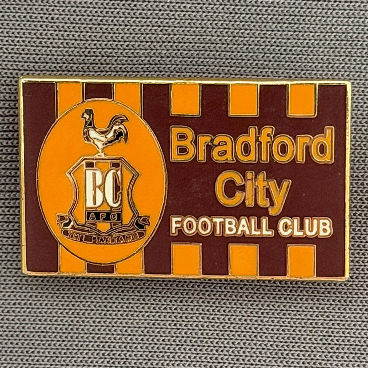 Reference Number: BCC&L028
Size: H 14.9 mm x W 24.4 mm
Pin Type: Brooch Pin
Plating: Gold
Value: £8
Manufacturer: Unknown
Comments: Claret & Amber BCFC Stripes