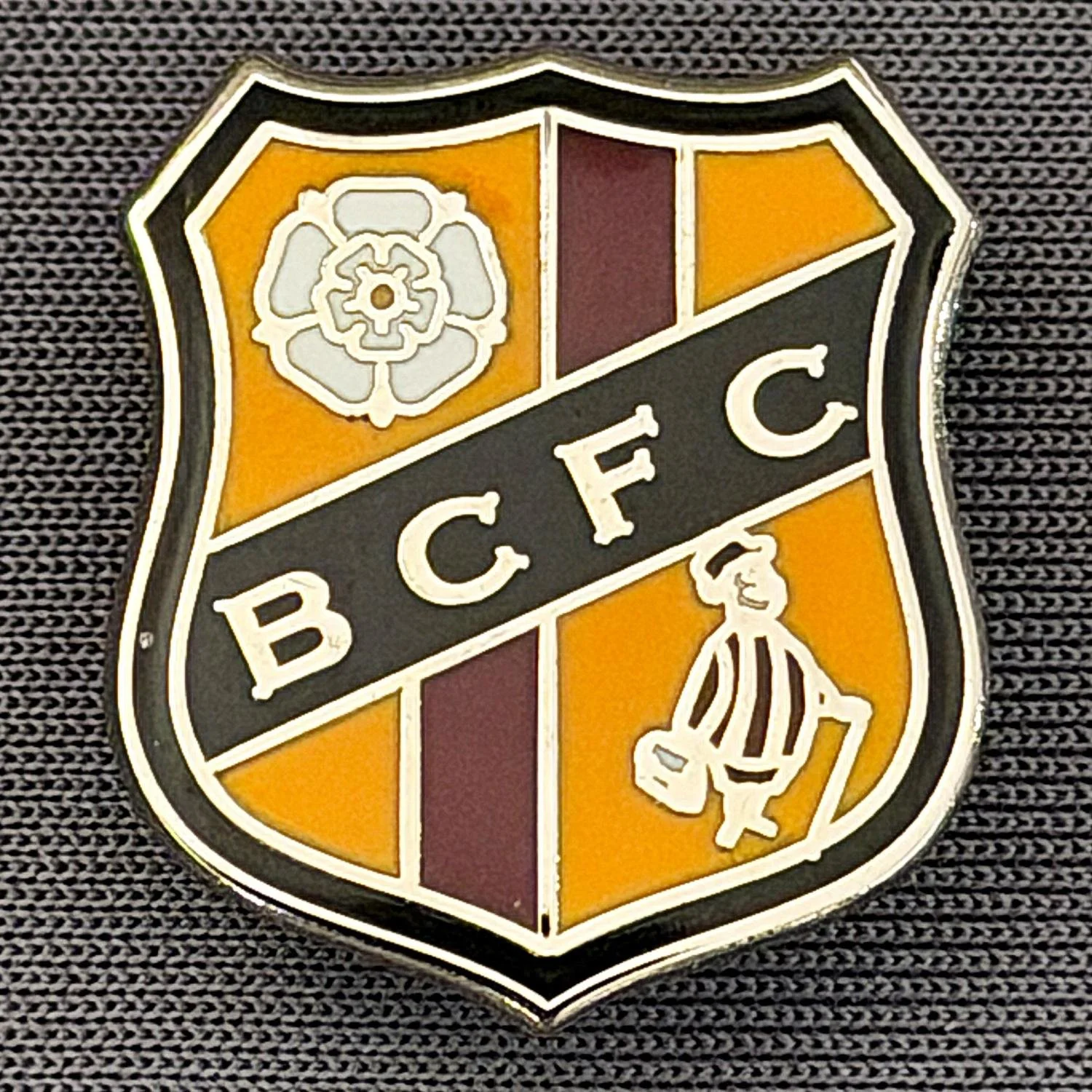 Reference Number: BCMUL027
Size: H 20.6 mm x W 17.8 mm
Pin Type: Brooch Pin
Plating: Silver
Value: £6
Manufacturer: Unknown
Comments: Claret & Amber Shield, Yorkshire Rose, City Gent, Black Edge