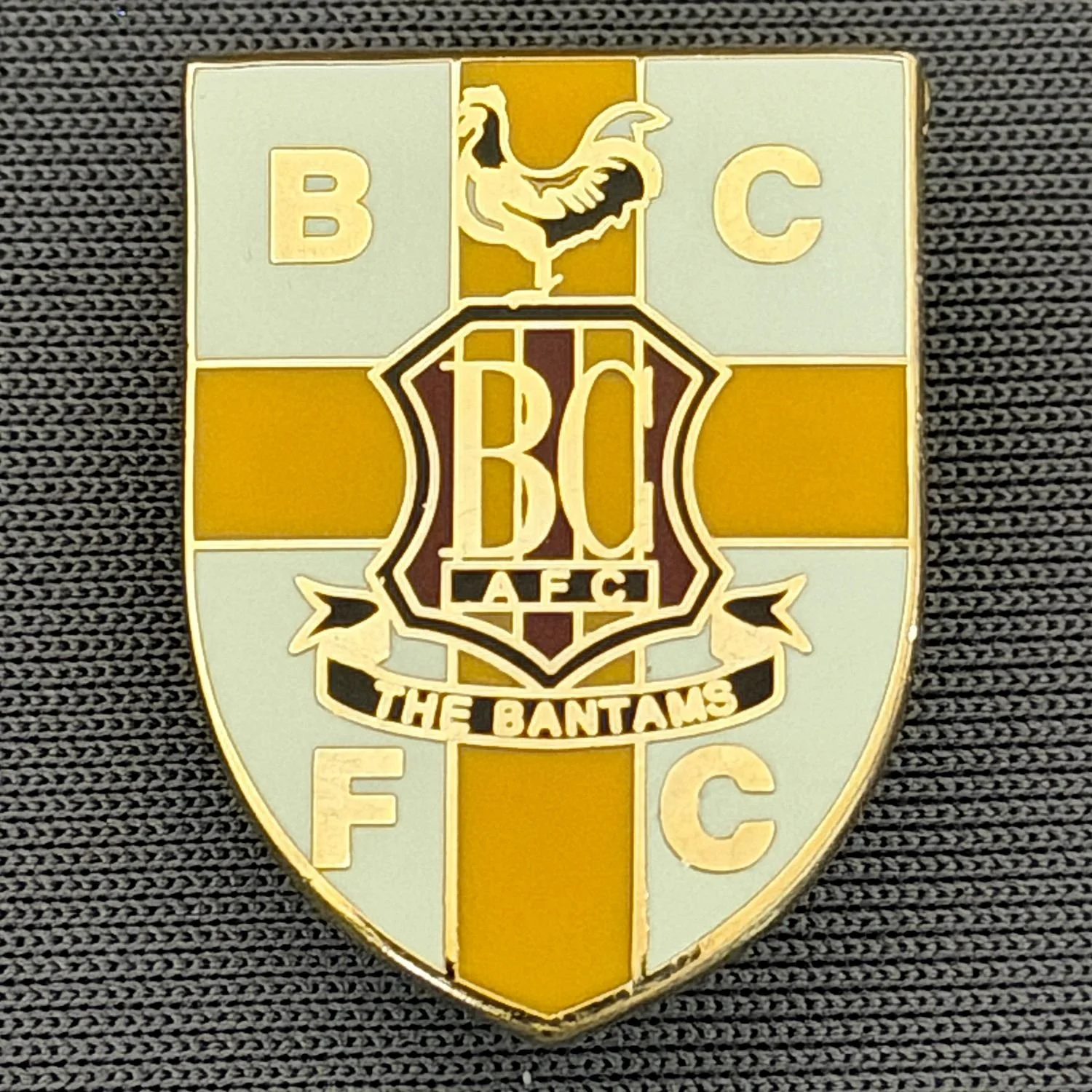 Reference Number: BCFLA050
Size: H 22.3 mm x W 16.4 mm
Pin Type: Brooch Pin
Plating: Gold
Value: £6
Manufacturer: Unknown
Comments: Amber St. George's Cross Shield, City Crest