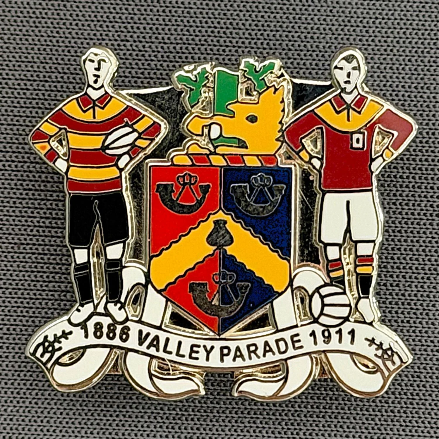 Reference Number: BCEVE048
Size: H 22.8 mm x W 25.2 mm
Pin Type: Brooch Pin
Plating: Silver
Value: £8
Manufacturer: Paraders
Comments: Bradford City 1886-1911