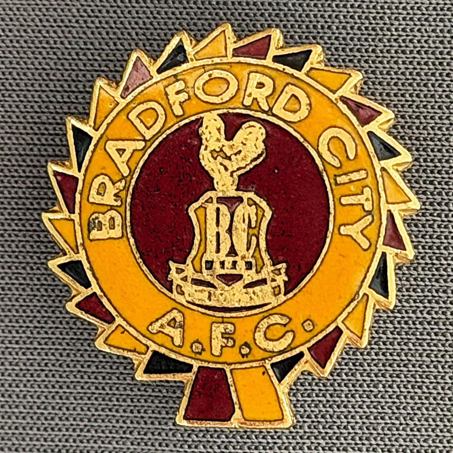 Reference Number: BCC&L015
Size: H 21.8 mm x W 20.2 mm
Pin Type: Brooch Pin
Plating: Gold
Value: £8
Manufacturer: Unknown
Comments: City Logo Rosette