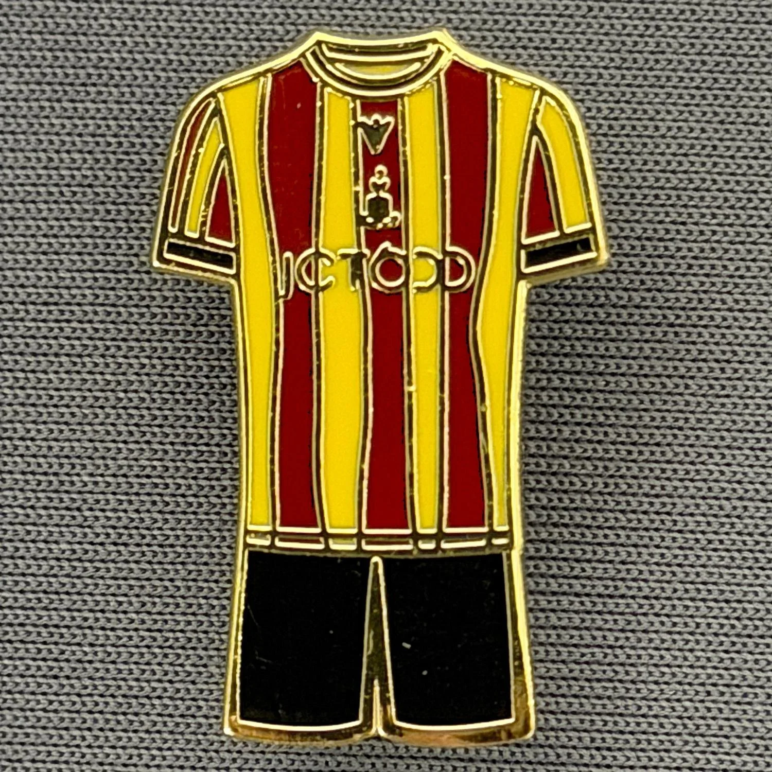 Reference Number: BCKIT043
Size: H 24.2 mm x W 15.6 mm
Pin Type: Brooch Pin
Plating: Gold
Value: £4
Manufacturer: Unknown
Comments: 2024/25 Home Kit 