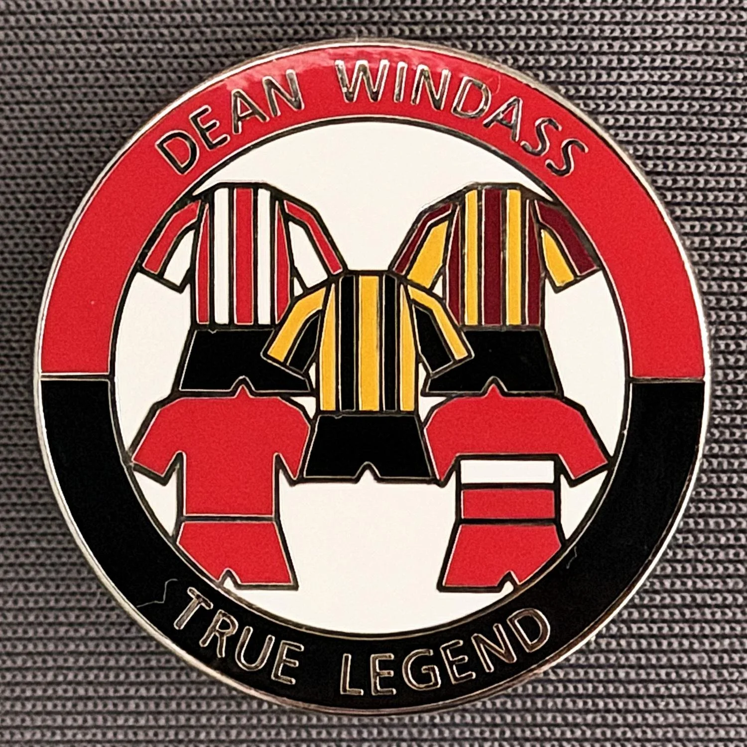 Reference Number: BCUN033
Size: D 26 mm
Pin Type: Brooch Pin
Plating: Silver
Value: £6
Manufacturer: Unknown
Comments: Dean Windass True Legend, Limited Edition 25, Red & White, Silver Version
