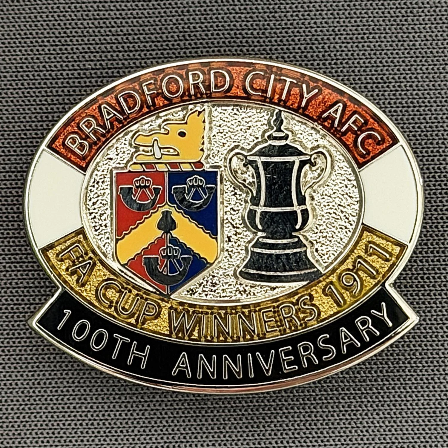 Reference Number: BCEVE065
Size: H 23.6 mm x W 28.1 mm
Pin Type: Brooch Pin
Plating: Silver
Value: £8
Manufacturer: Paraders
Comments: 100th Anniversary F.A. Cup Winners, Boars Head Shield