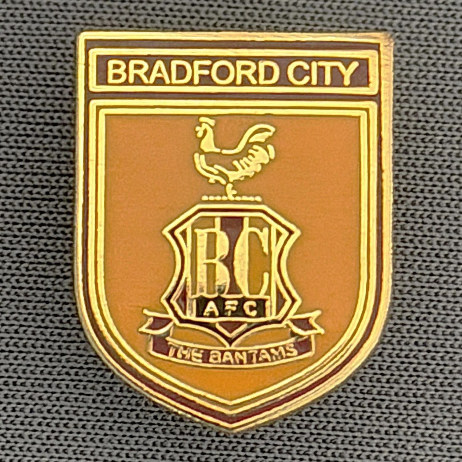 Reference Number: BCC&L121
Size: H 17.9 mm x W 14.1 mm
Pin Type: Brooch Pin
Plating: Gold
Value: £6
Manufacturer: Unknown
Comments: Claret & Amber City Crest Shield