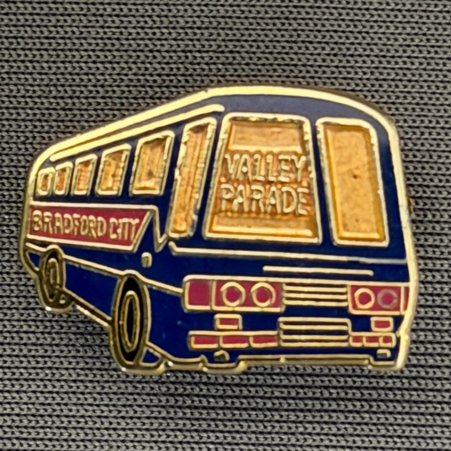 Reference Number: BCVP004
Size: H 14.5 mm x W 20 mm
Pin Type: Brooch Pin
Plating: Gold
Value: £8
Manufacturer: Unknown
Comments: Blue & Claret Valley Parade Coach