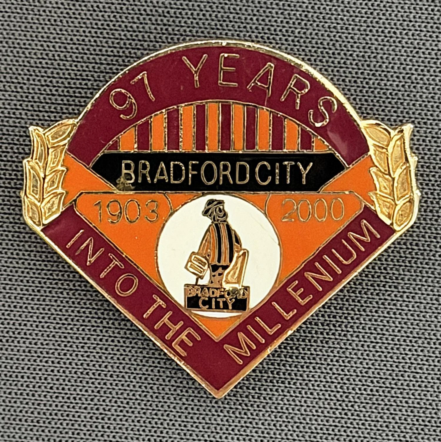 Reference Number: BCEVE010
Size: H 24.4 mm x W 27 mm
Pin Type: Brooch Pin
Plating: Gold
Value: £10
Manufacturer: Unknown
Comments: Claret & Amber Millennium, 97 Years