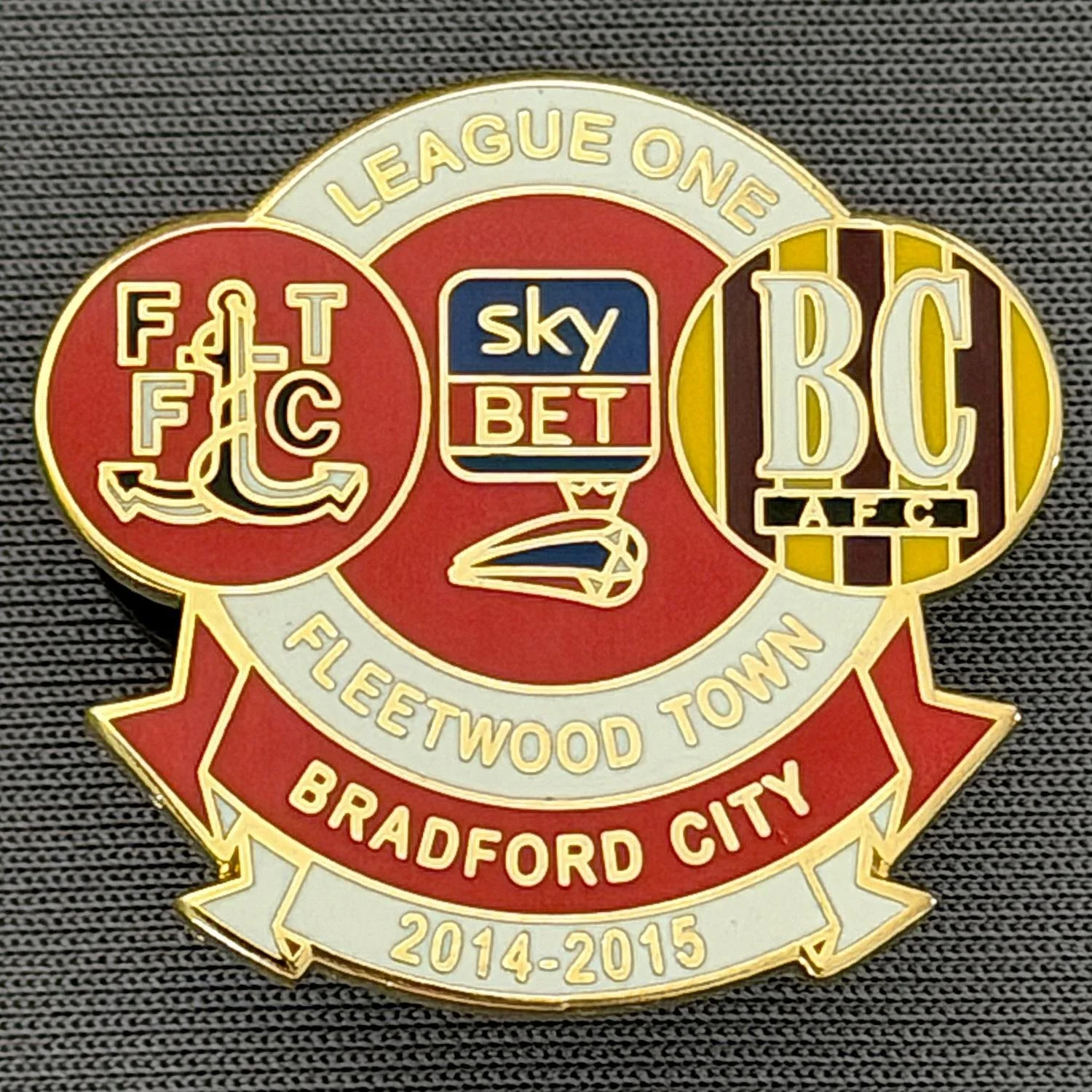 Reference Number: BCOFIX138
Size: H 25.9 mm x W 27.8 mm
Pin Type: Double Rubber Clutch
Plating: Gold
Value: £5
Manufacturer: Unknown
Comments: Fleetwood Town v Bradford City  League One 2014/15, White & Red Version 