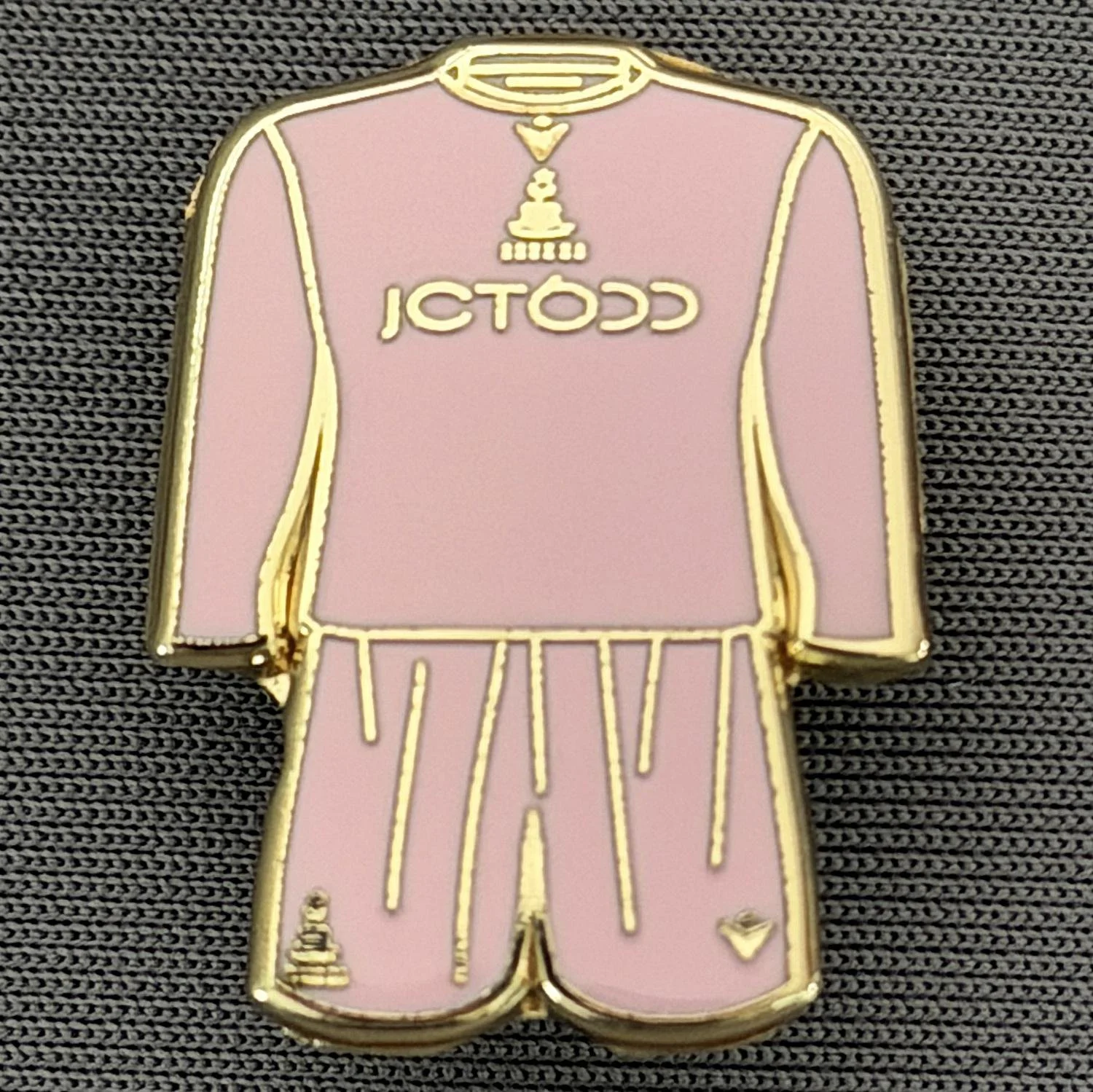 Reference Number: BCKIT088
Size: H 22.3 mm x W 18.7 mm
Pin Type: Brooch Pin 
Plating: Gold
Value: £4
Manufacturer: Unknown
Comments: Generic City Pink Kit