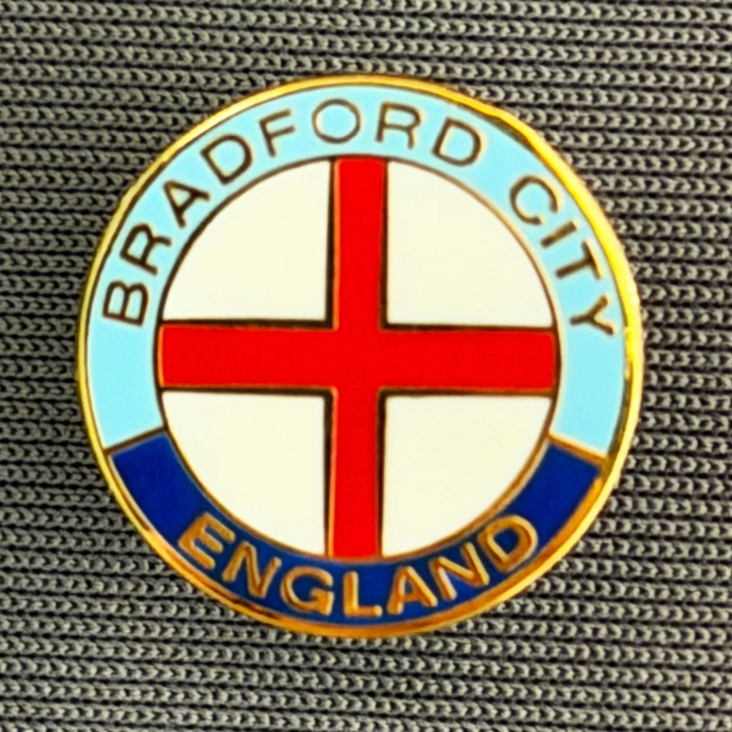 Reference Number: BCFLA019
Size: D 15.3 mm
Pin Type: Metal Clutch
Plating: Gold
Value: £6
Manufacturer: Andy Stokes
Comments: Circular St George Cross, Bradford City, England 2 Blues 