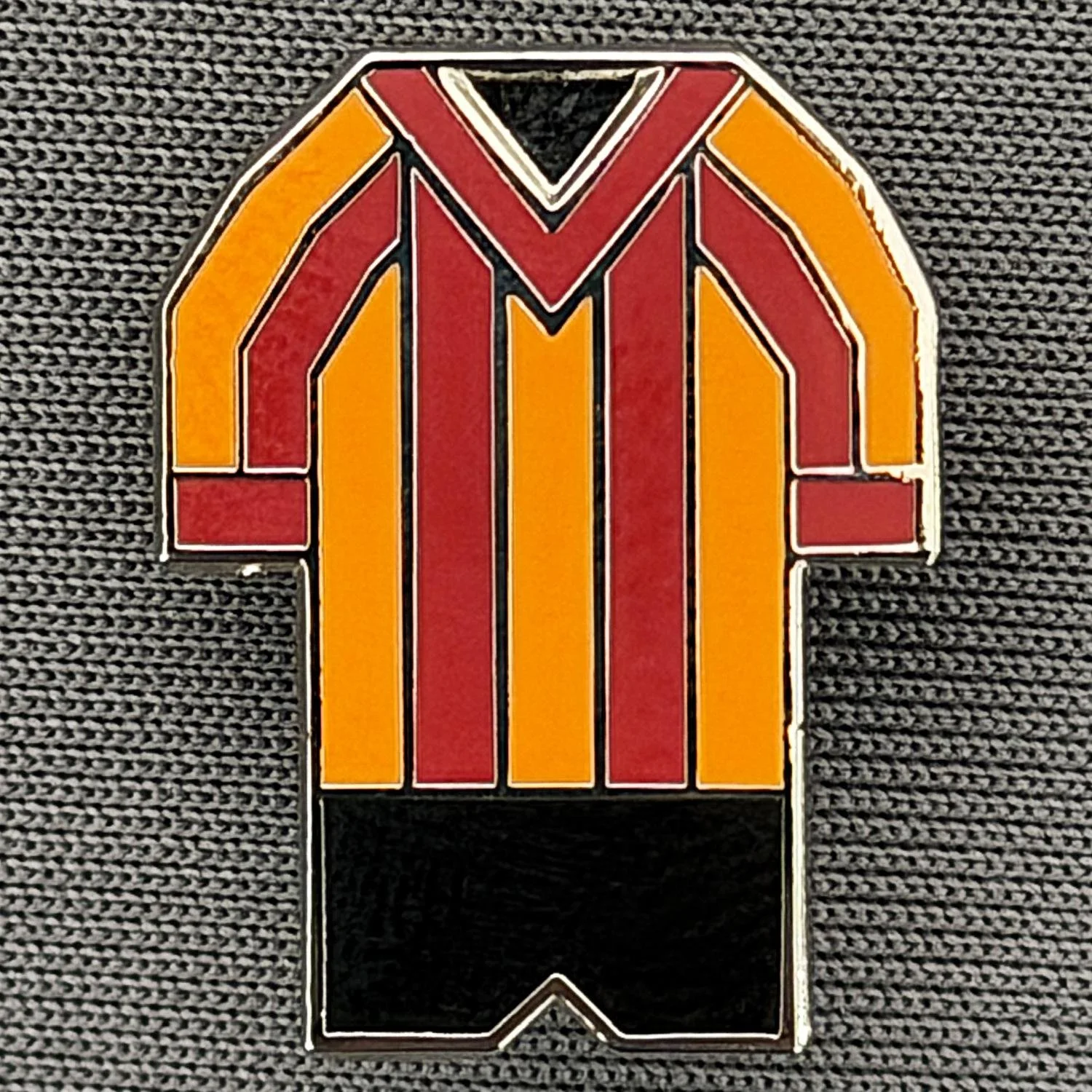 Reference Number: BCKIT062
Size: H 20 mm x W 15.6 mm
Pin Type: Brooch Pin
Plating: Silver
Value: £6
Manufacturer: Paraders
Comments: Unsure 