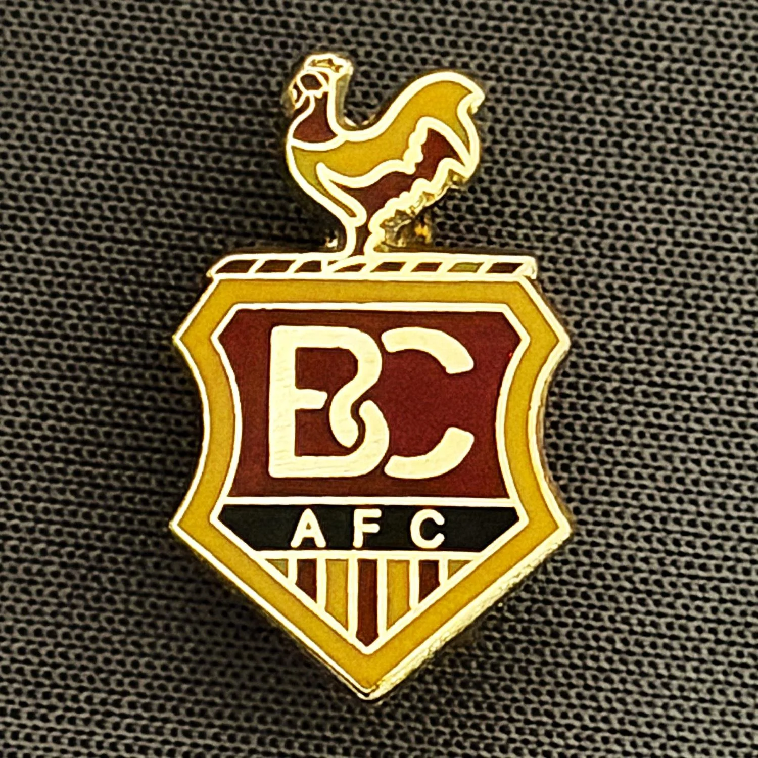 Reference Number: BCC&L108
Size: H 18.3 mm x W 11.1 mm
Pin Type: Brooch Pin
Plating: Gold
Value: £6
Manufacturer: Unknown
Comments: BCAFC Crest, Amber & Claret