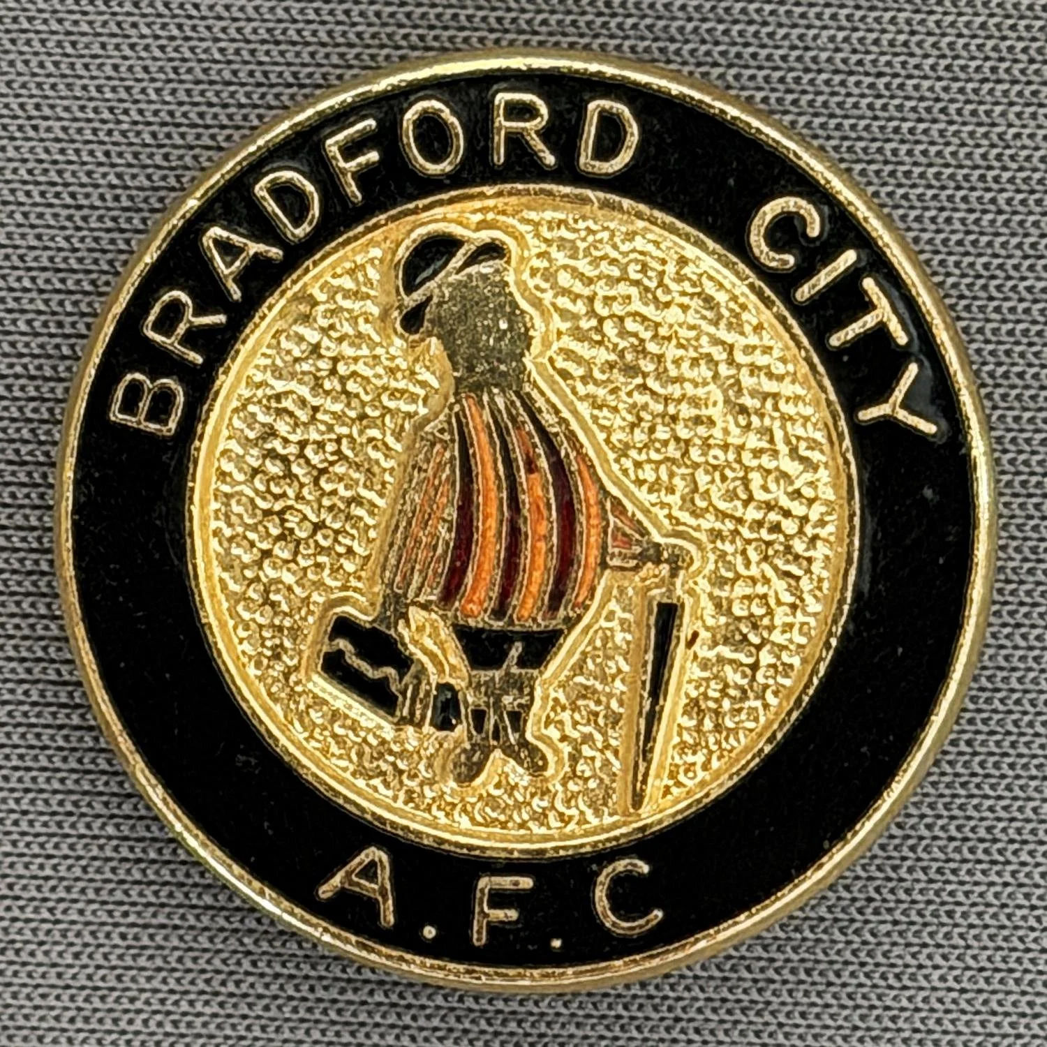 Reference Number: BCGEN013
Size: D 25.5 mm
Pin Type: Brooch Pin
Plating: Gold
Value: £10
Manufacturer: Unknown
Comments: Circular City Gent A.F.C 2 Dots Variation