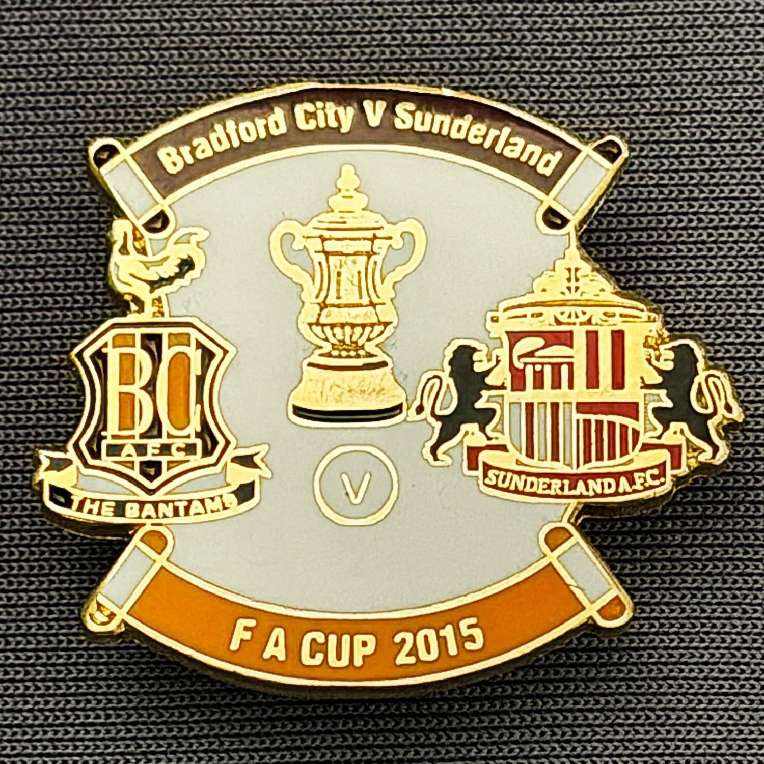 Reference Number: BCFAC154
Size: H 24.8 mm x W 28 mm
Pin Type: Brooch Pin
Plating: Gold
Value: £4
Manufacturer: Unknown
Comments: F.A. Cup 2015  v Sunderland, Claret & Amber Version