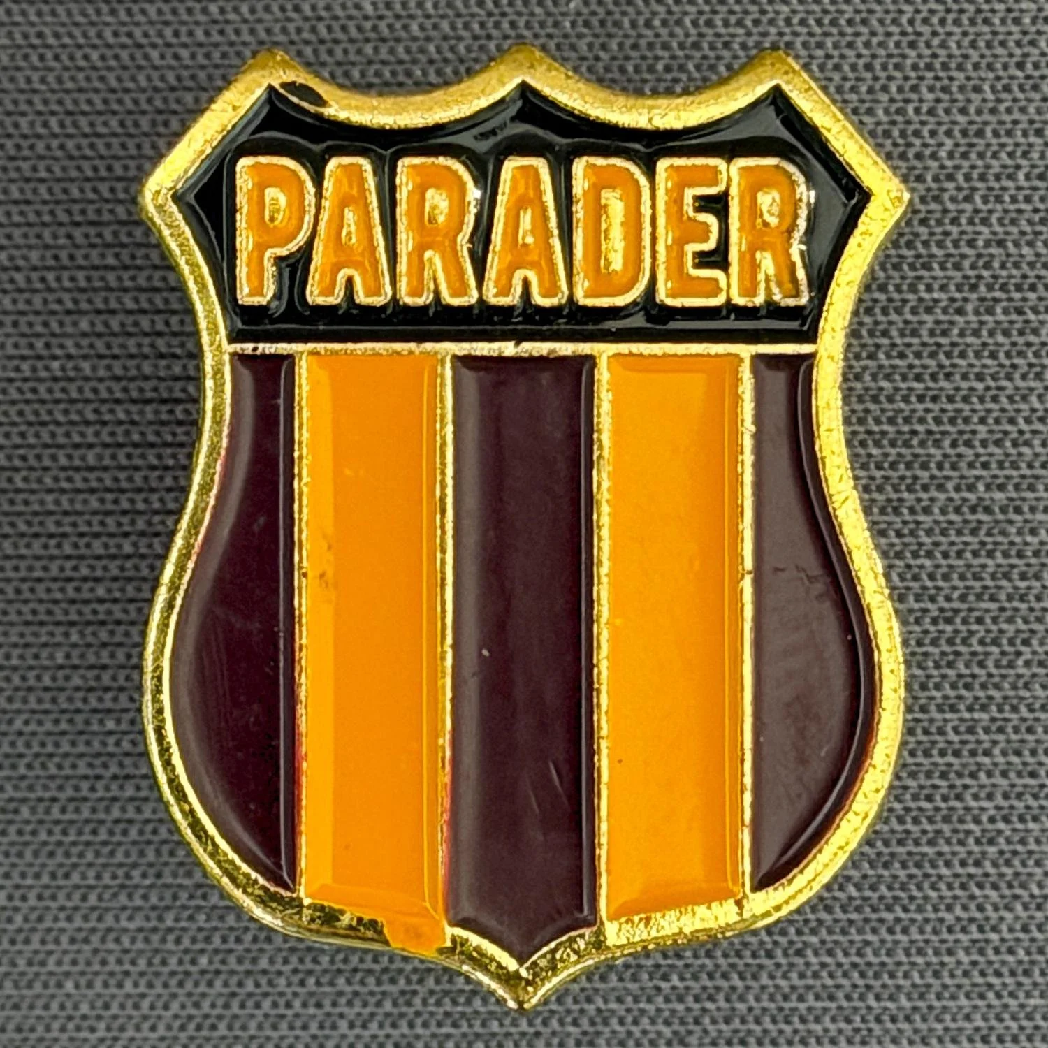 Reference Number: BCUN069
Size: H 24.8 mm x W 20 mm
Pin Type: Metal Clutch
Plating: Gold
Value: £5
Manufacturer: Unknown
Comments: Claret & Amber Parader Crest