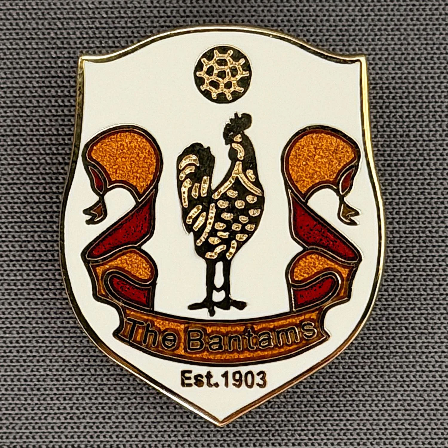 Reference Number: BCBAN022
Size: H 24.9 mm x W 20.2 mm
Pin Type: Brooch Pin
Plating: Gold
Value: £8
Manufacturer: Paraders
Comments: White, Amber & Claret Bantam Shield