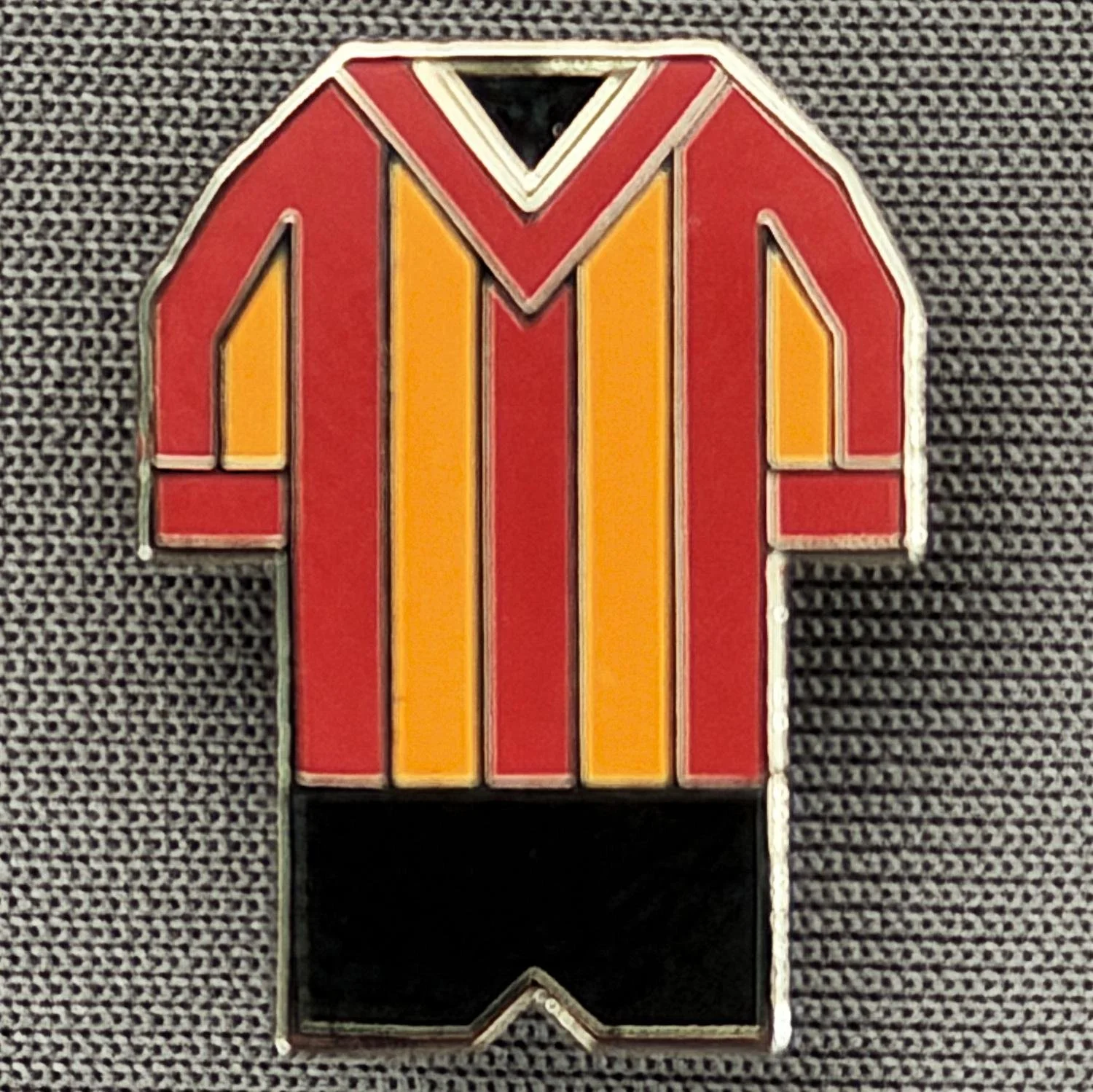 Reference Number: BCKIT057
Size: H 20 mm x W 15.6 mm
Pin Type: Brooch Pin
Plating: Silver
Value: £6
Manufacturer: Paraders
Comments: Unsure