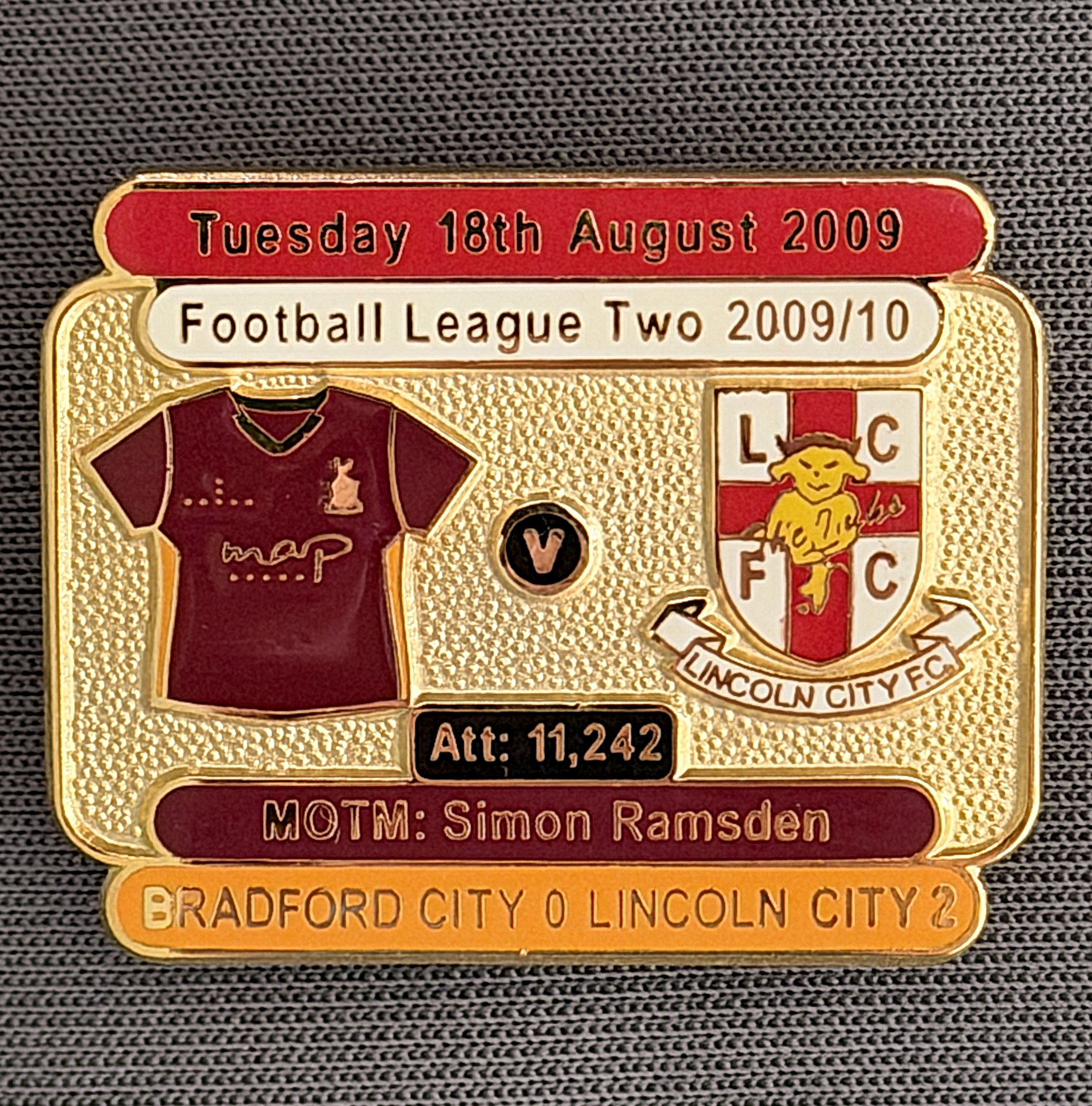 Reference Number: BCFIX025
Size: H 23.1 mm x W 29 mm
Pin Type: Brooch Pin
Plating: Gold
Value: £8
Manufacturer: Bradford City Badges
Comments: Bradford City v Lincoln City 2009/10 Limited Edition 100 Badges