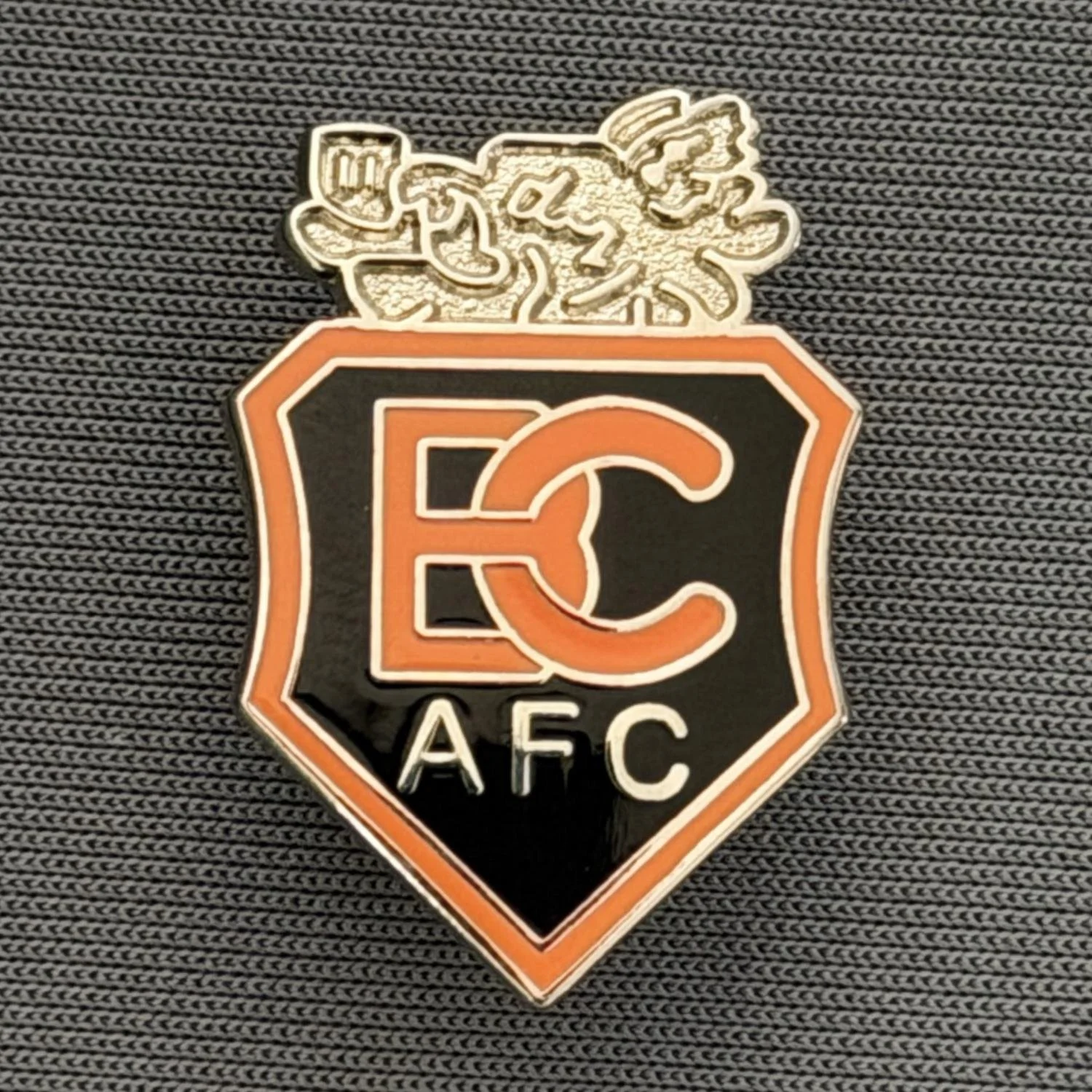 Reference Number: BCBOH045
Size: H 26 x W 17 mm
Pin Type: Brooch Pin
Plating: Silver
Value: £8
Manufacturer: Paraders
Comments: Squatter Boar's Head Shield Orange &  Black