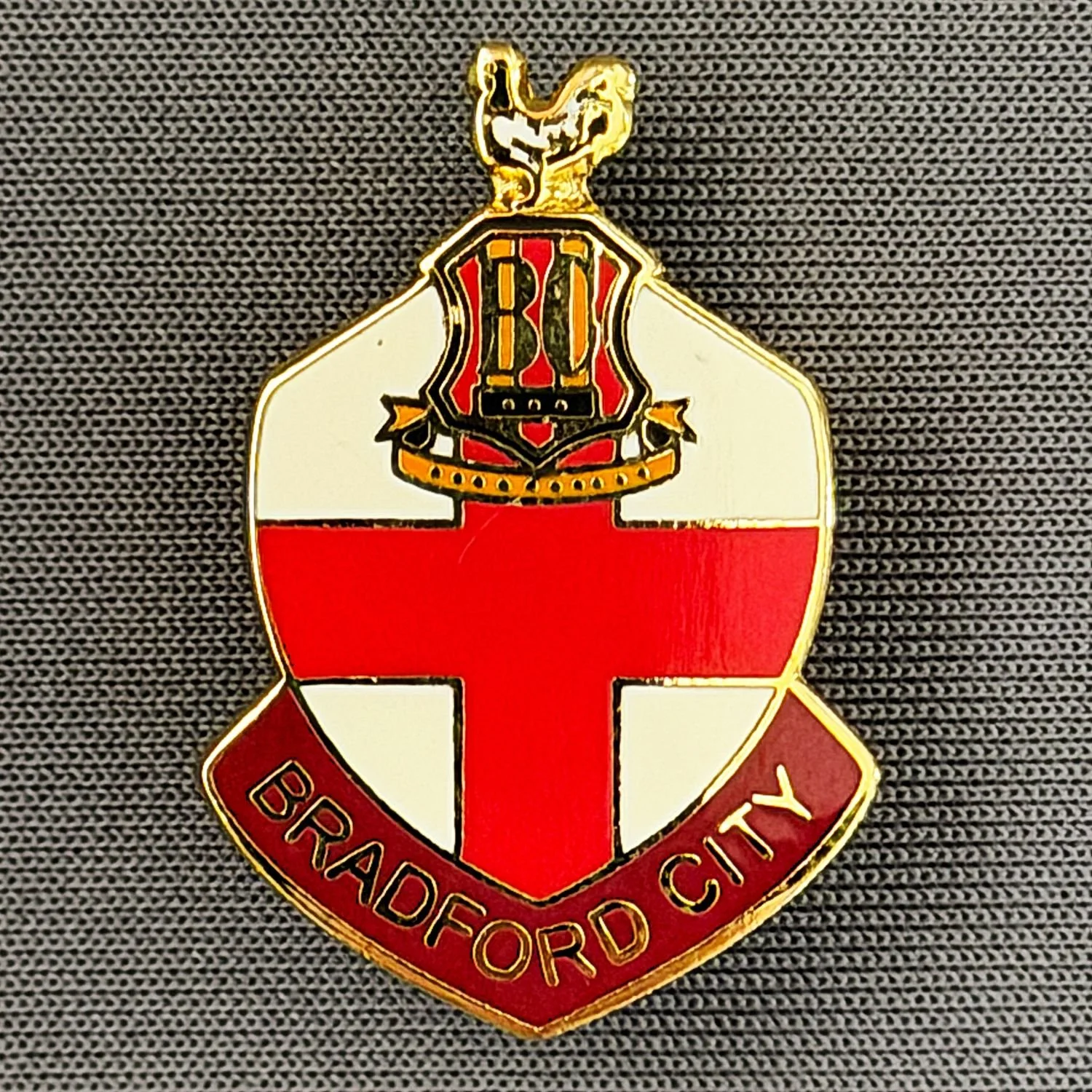 Reference Number: BCFLA047
Size: H 28 mm x W 19.1 mm
Pin Type: Brooch Pin
Plating: Gold
Value: £6
Manufacturer: Unknown
Comments:  St. George's Shield, City Crest, Claret Version