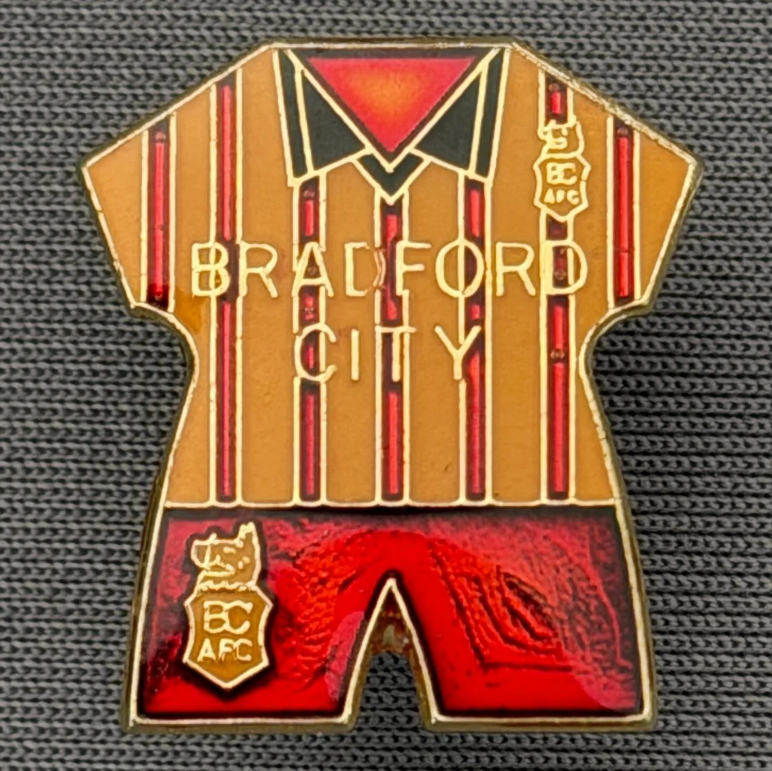 Reference Number: BCKIT071
Size: H 20.2 mm x W 18.1 mm
Pin Type: Metal Clutch
Plating: Gold
Value: £6
Manufacturer: Unknown
Comments: Claret & Amber Translucent Kit