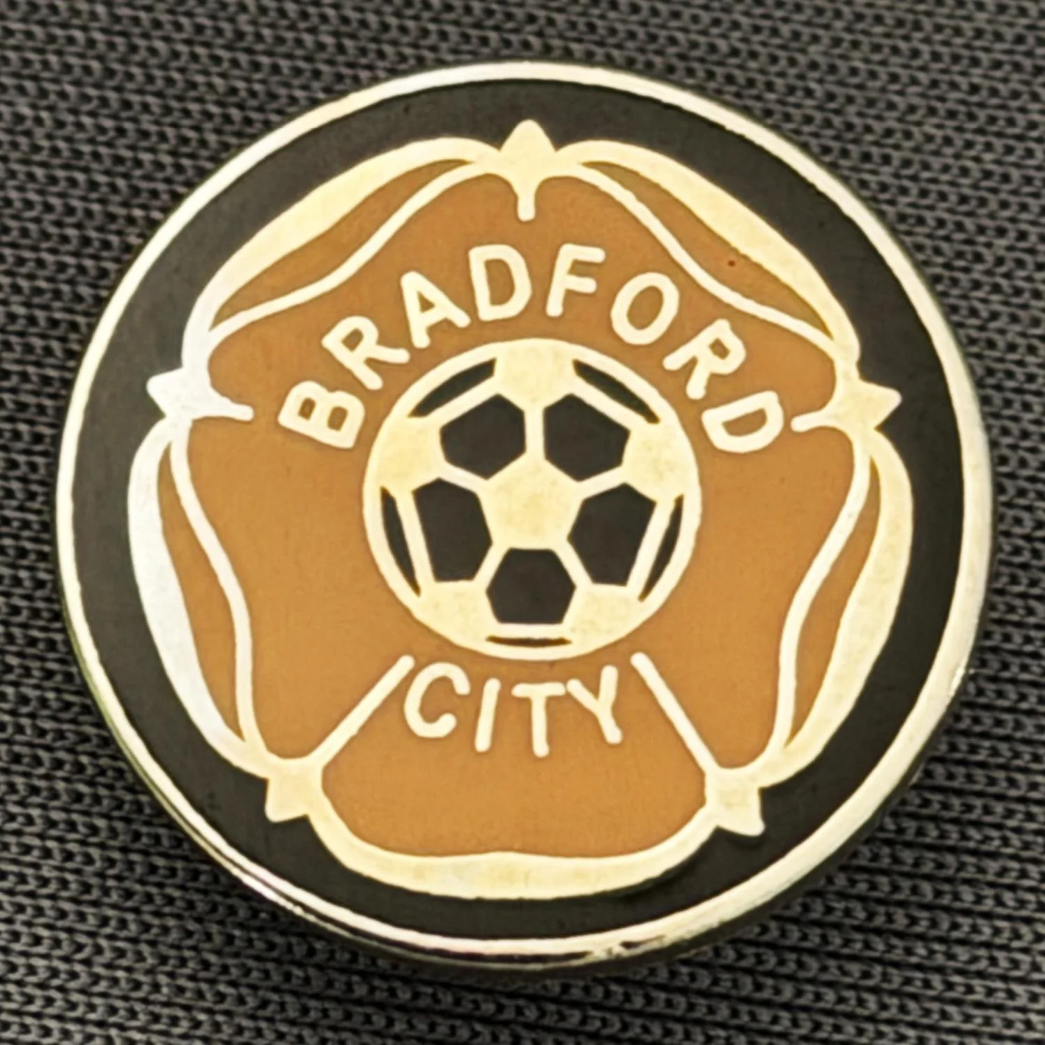 Reference Number: BCYR015
Size: D 18.2 mm
Pin Type: Brooch Pin
Plating: Gold
Value: £8
Manufacturer: Andy Stokes
Comments: Black & Amber Yorkshire Rose