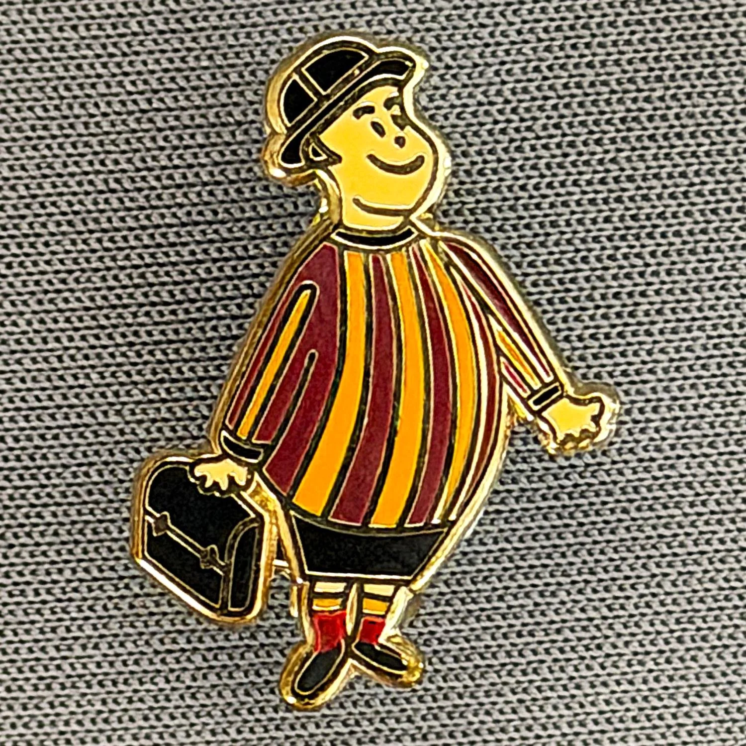 Reference Number: BCGEN123
Size: H 20.3 mm x W 13.8 mm
Pin Type: Brooch Pin
Plating: Silver
Value: £6
Manufacturer: Unknown
Comments: Small City Gent, Pink Face