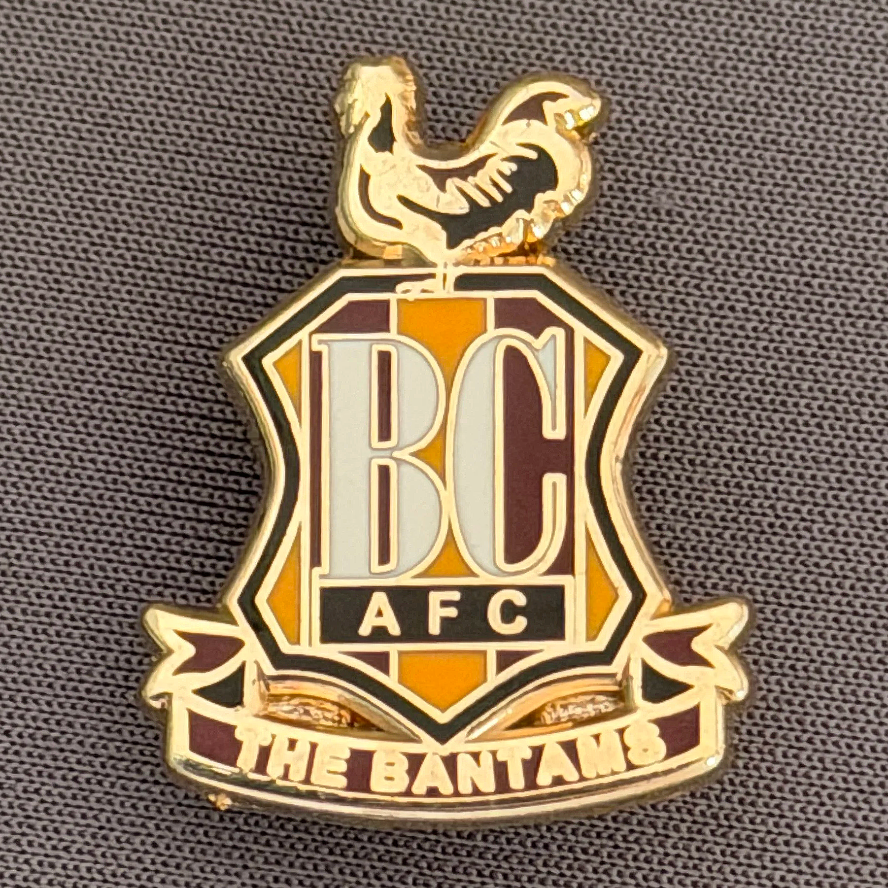 Reference Number: BCC&L081
Size: H 25.3 mm x 19.8  mm
Pin Type: Brooch Pin
Plating: Gold
Value: £8
Manufacturer: Unknown
Comments: Classic BCAFC Logo
