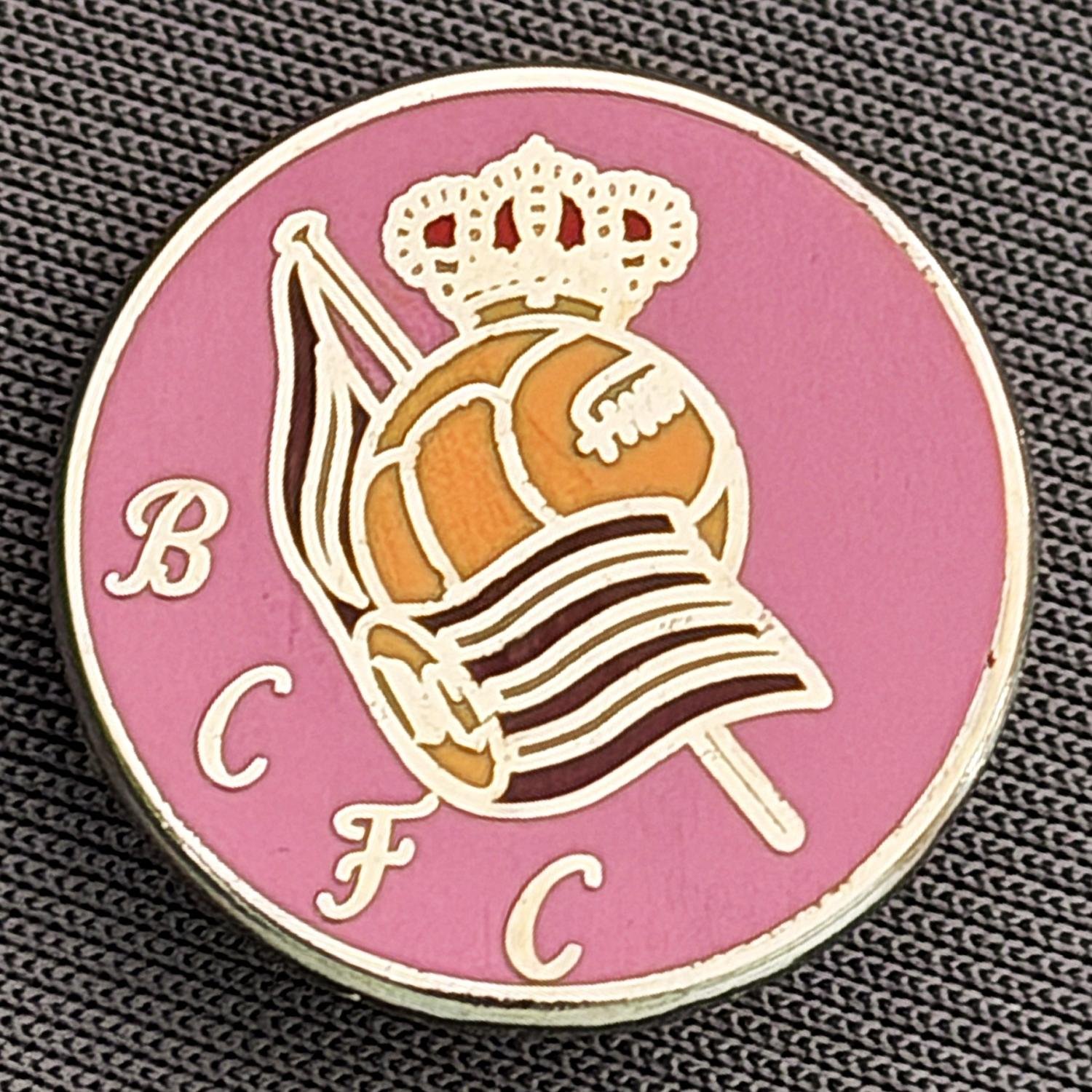Reference Number: BCBCFC085
Size: D 18.9 mm
Pin Type: Brooch Pin
Plating: Silver
Value: £4
Manufacturer: Unknown
Comments: Pink BCFC Football & Crown