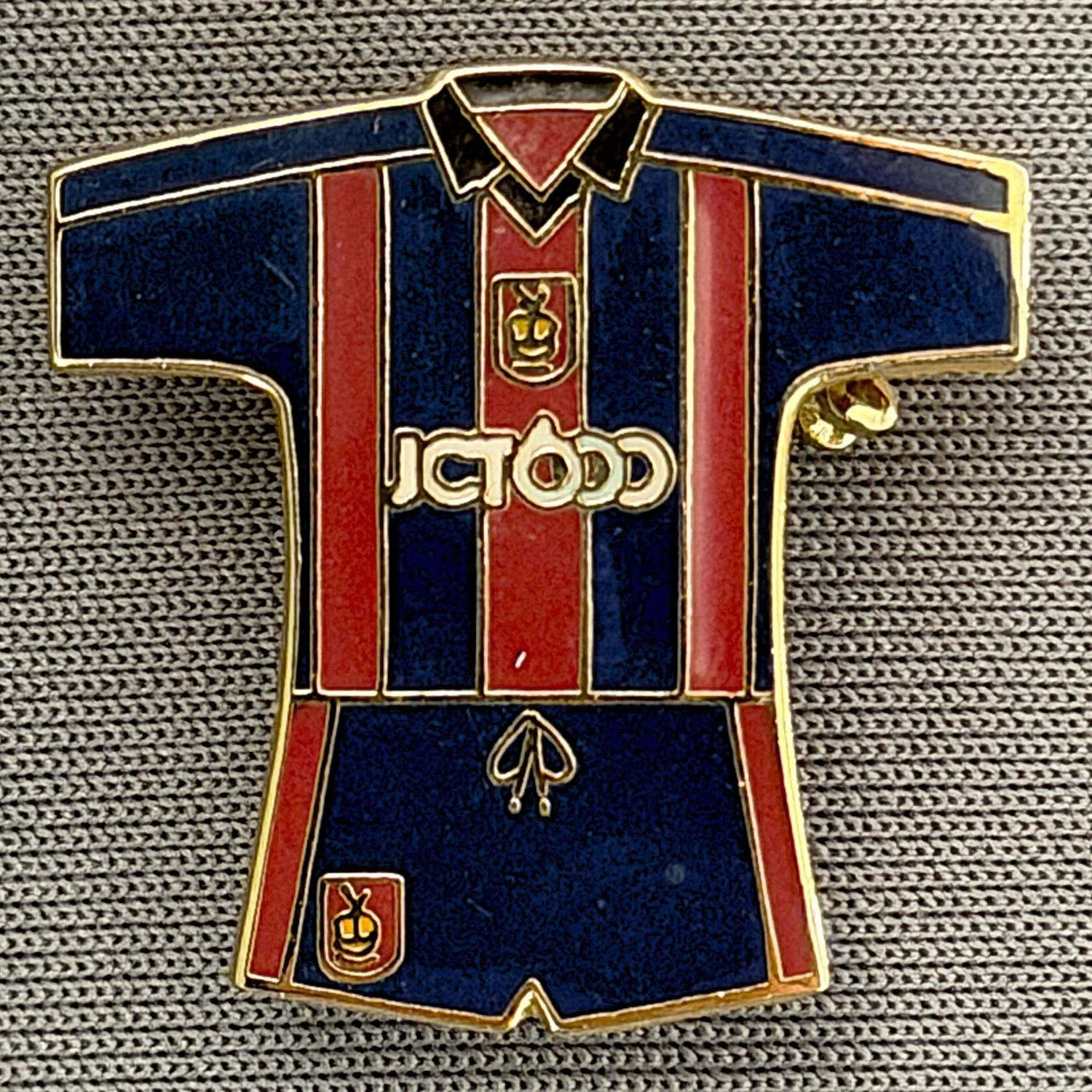 Reference Number: BCKIT022
Size: H 21.6 mm x W 21.7 mm
Pin Type: Brooch Pin
Plating: Gold
Value: £5
Manufacturer: Unknown
Comments: 2001/02 Away Kit