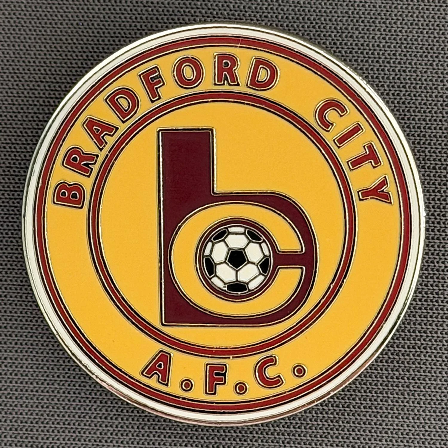 Reference Number: BCC&L051
Size: D 30.1 mm
Pin Type: Brooch Pin
Plating: Silver
Value: £8
Manufacturer: Badges Plus
Comments: Circular Amber Bradford City BC Logo