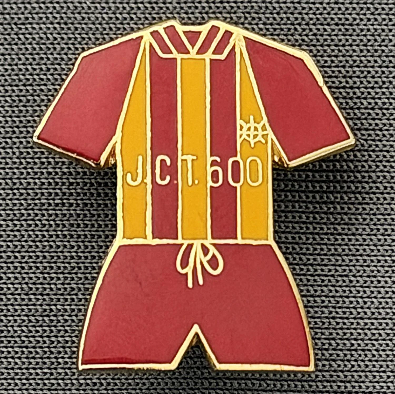 Reference Number: BCKIT072
Size: H 20 mm x W 18 mm
Pin Type: Brooch Pin
Plating: Gold
Value: £6
Manufacturer: Unknown
Comments: Generic Claret & Amber City Kit